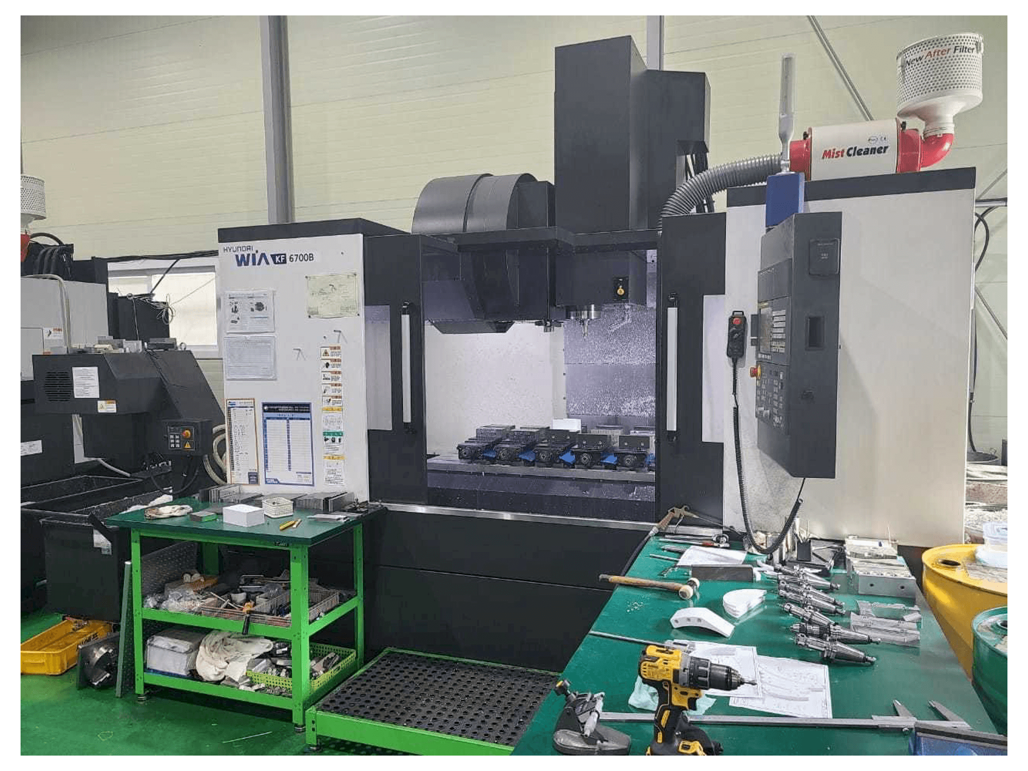 Vooraanzicht van Hyundai Wia KF 6700B machine