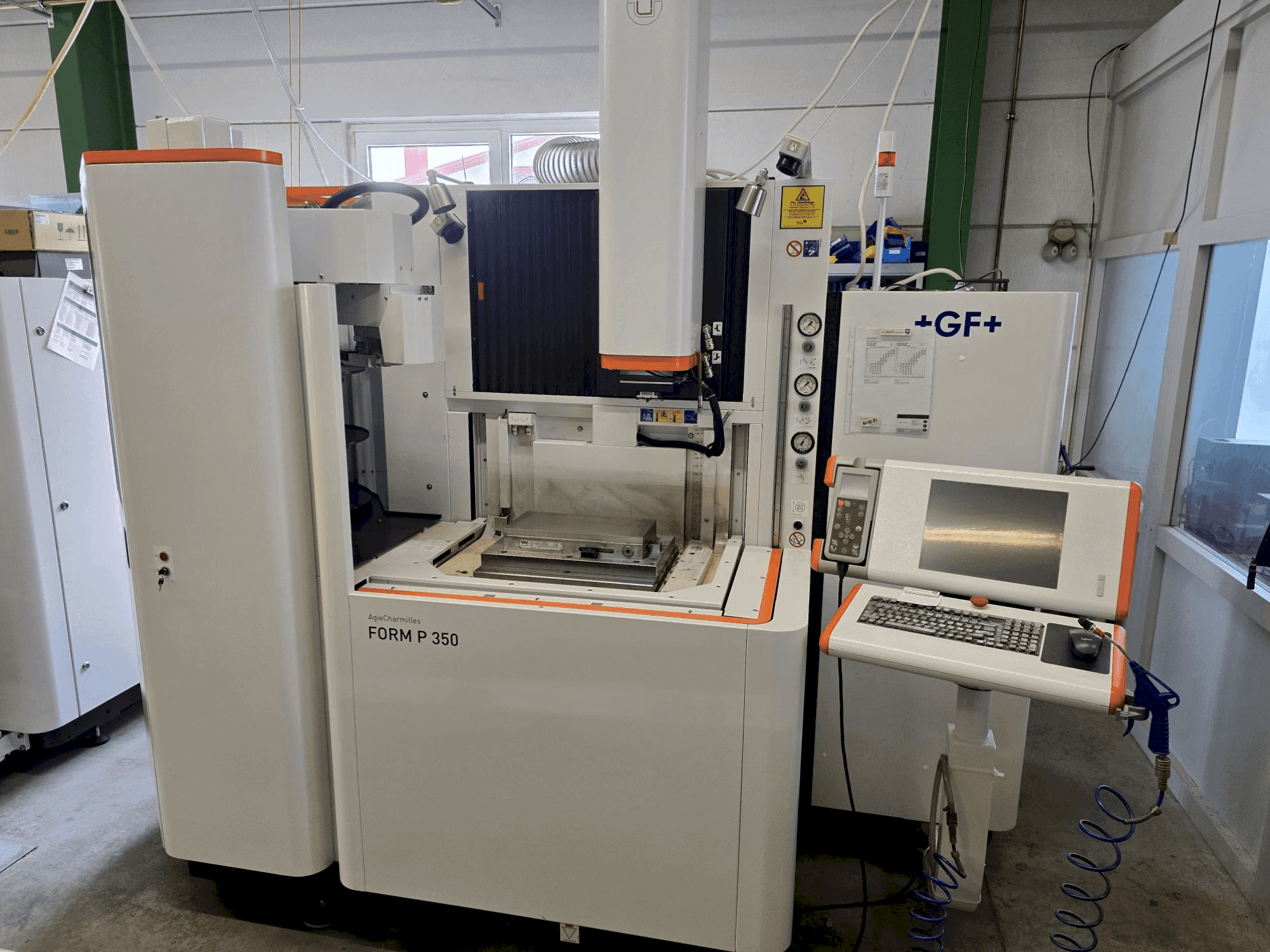 Vooraanzicht van AgieCharmilles FORM P 350 machine