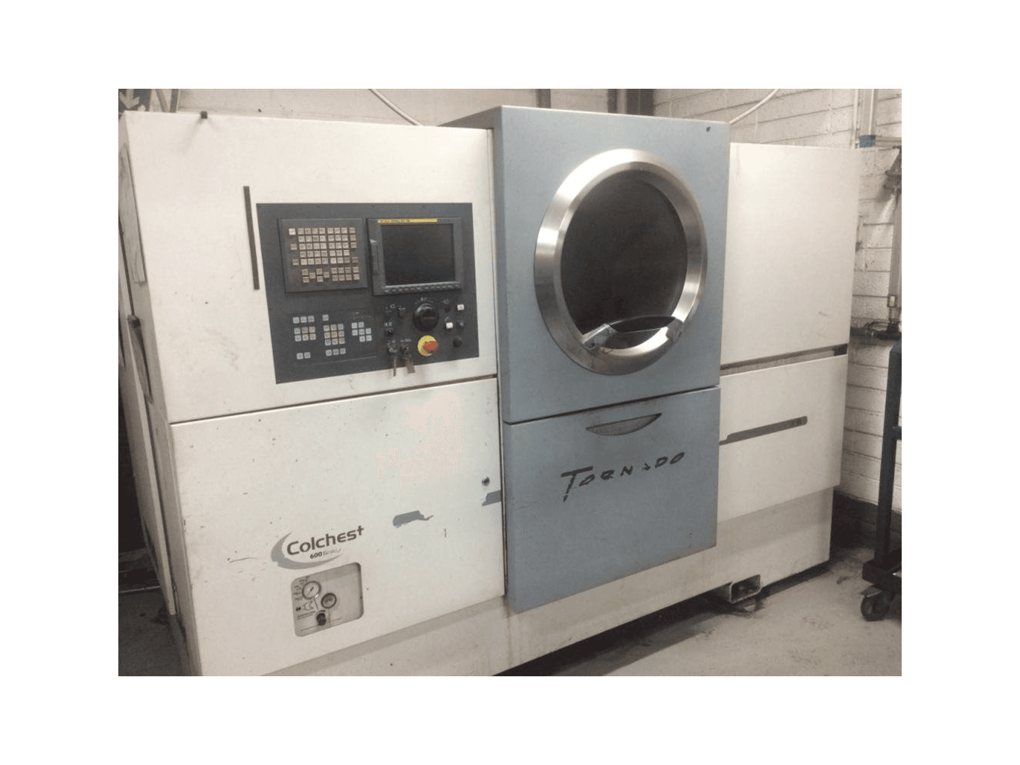 Vooraanzicht van Colchester Tornado T8 machine