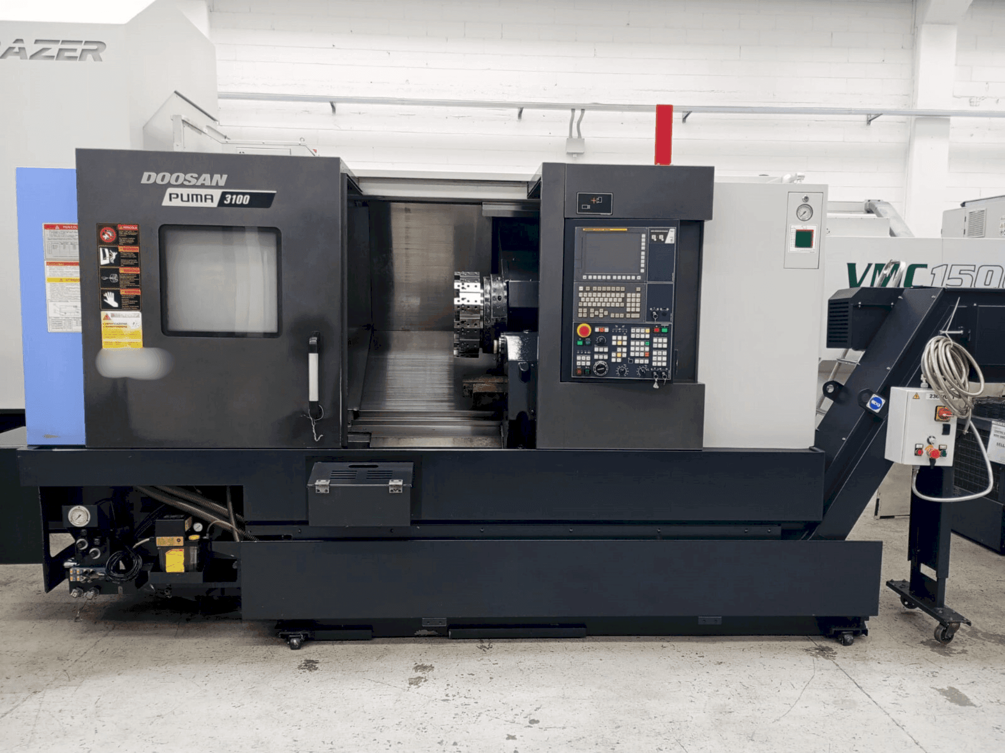 Vooraanzicht van DOOSAN PUMA 3100 machine