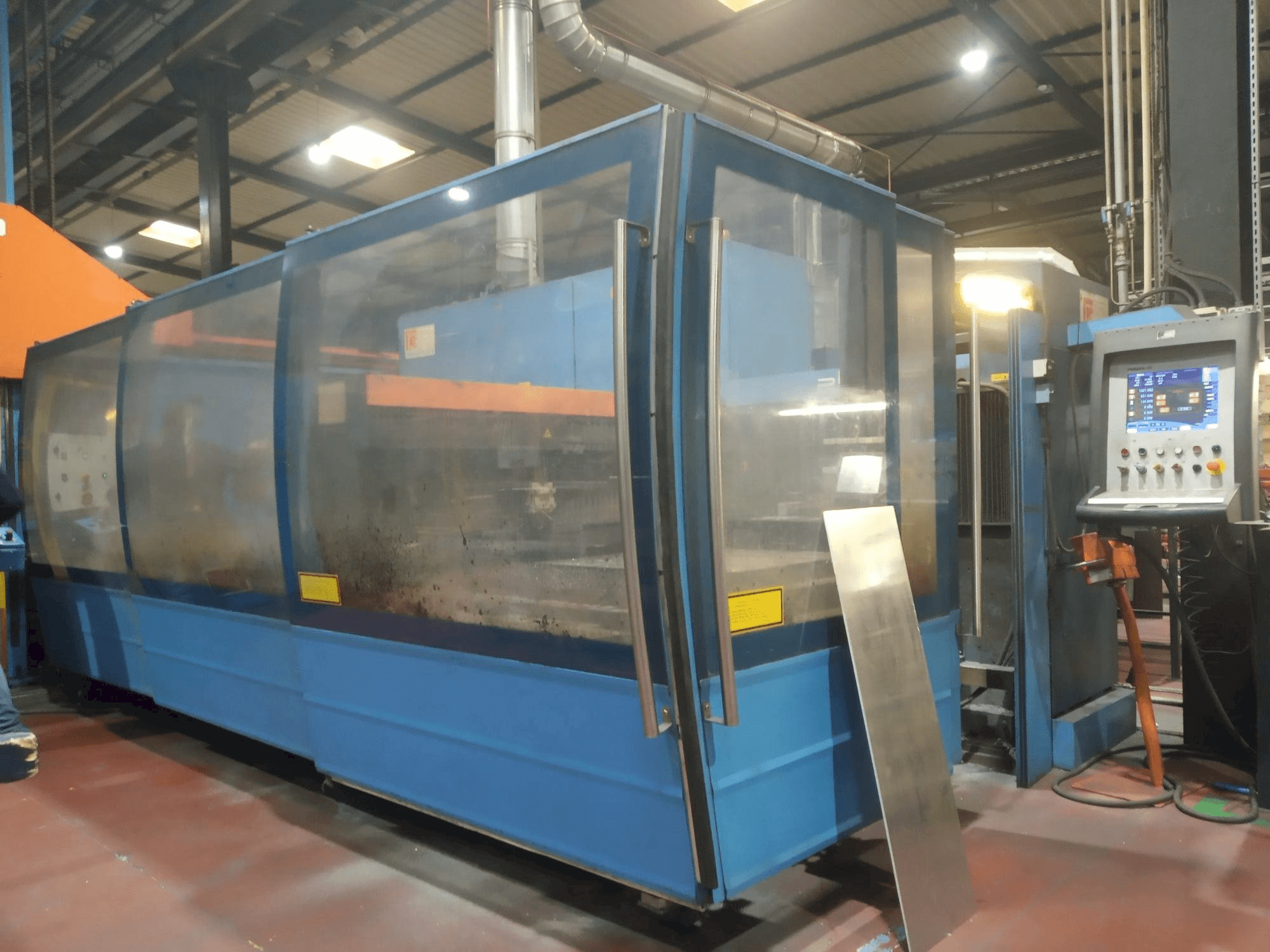 Links zicht van Prima Power Platino 1530 machine