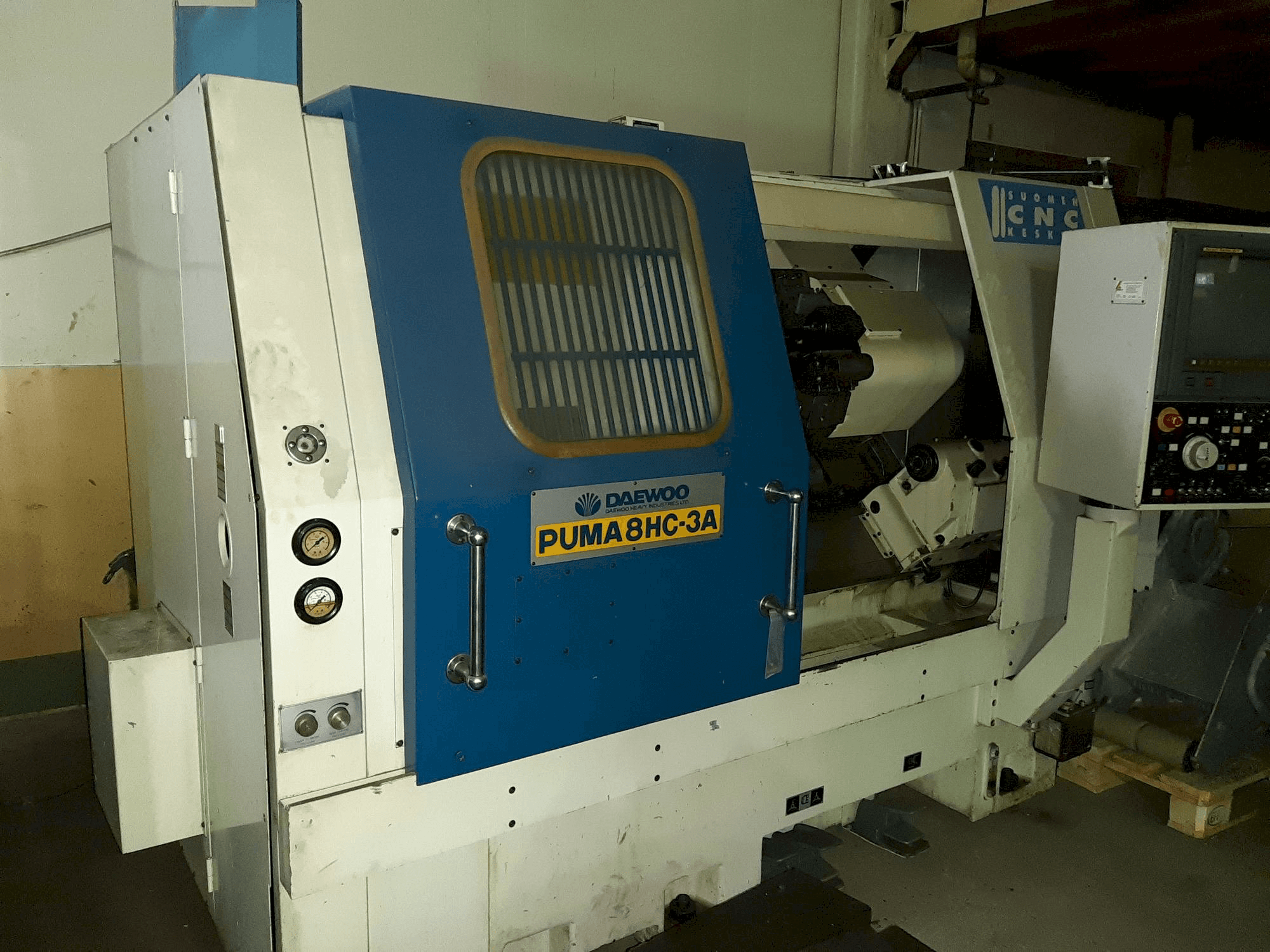 Vooraanzicht van DAEWOO PUMA 8HC-3A machine