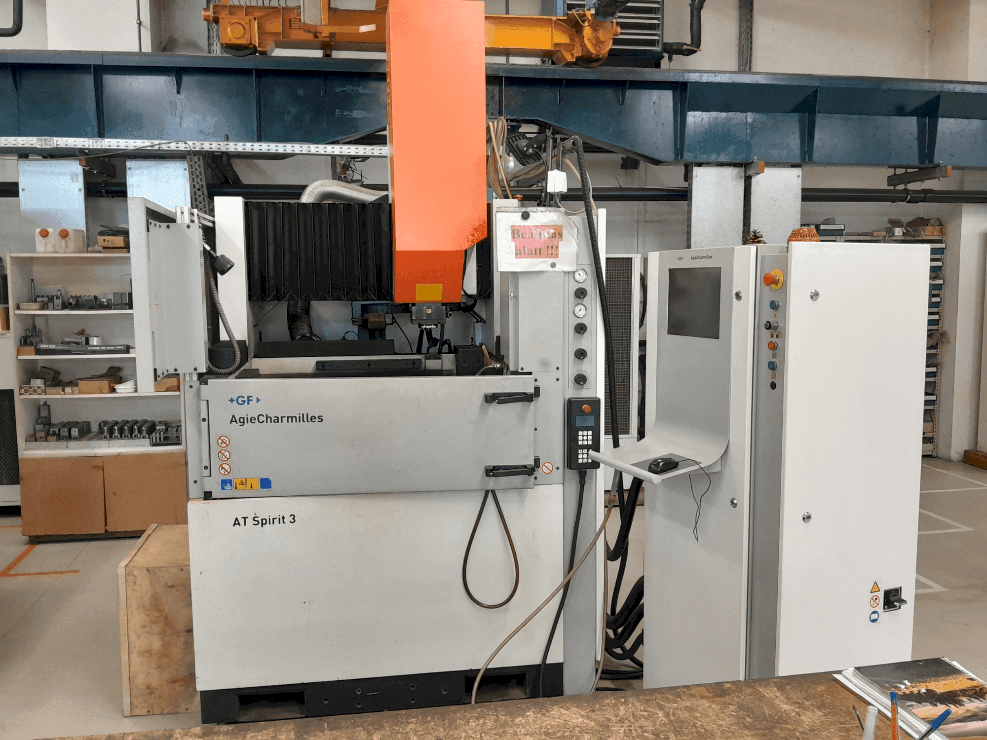 Vooraanzicht van AgieCharmilles Spirit 3 machine