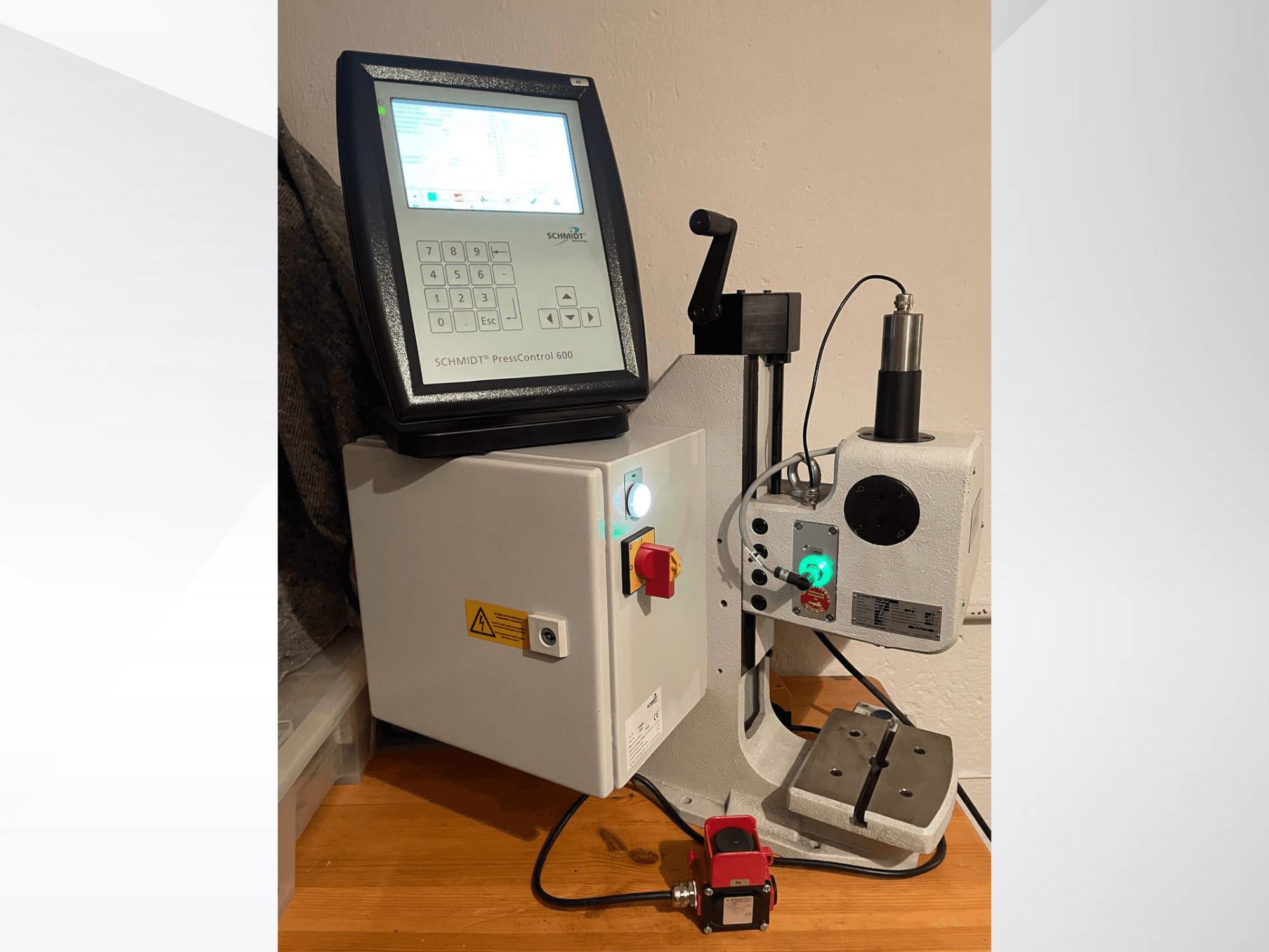 SCHMIDT® PressControl 600, vooraanzicht, met bedieningspaneel, aan/uit-knop en hydraulische pers met veiligheidsfuncties.