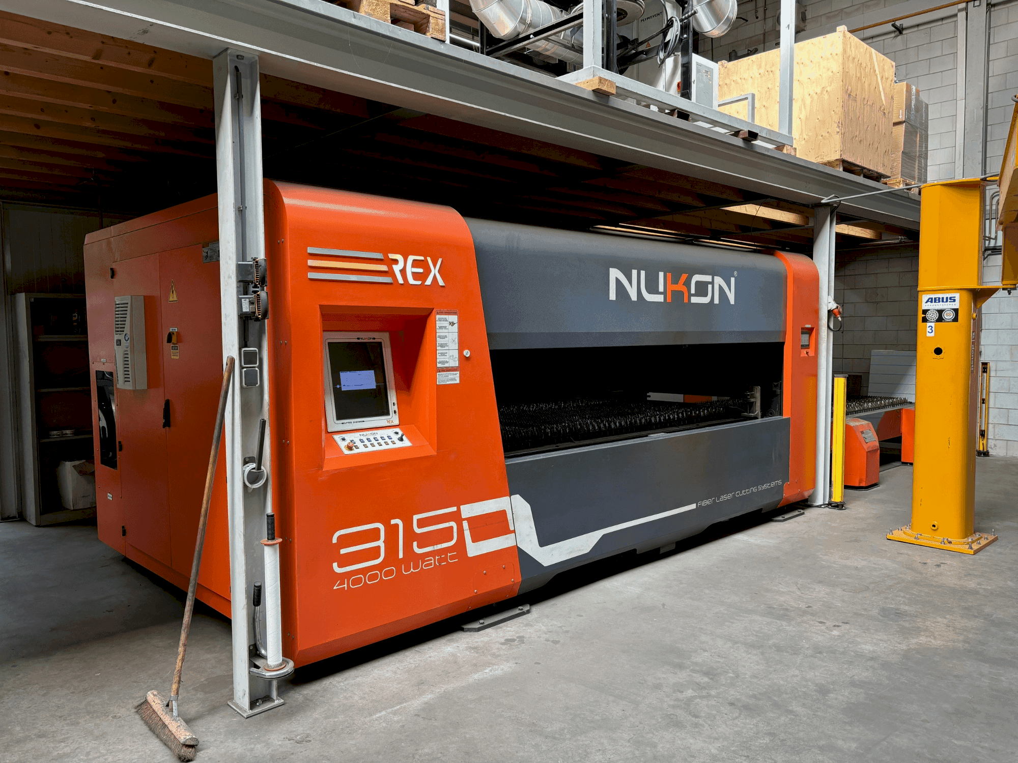 Vooraanzicht van NUKON REX PP 315 4kW machine