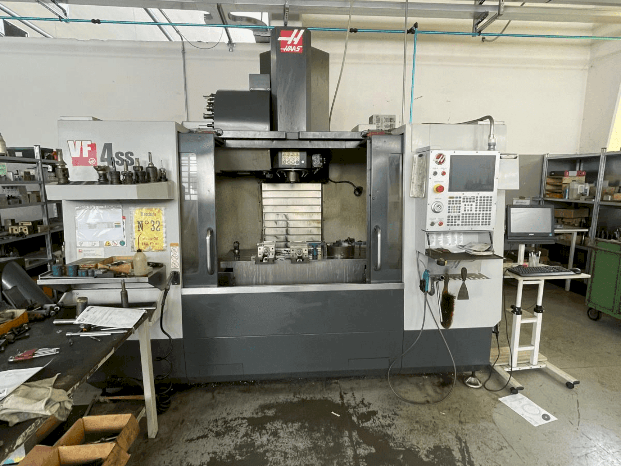 Vooraanzicht van HAAS VF4SS machine