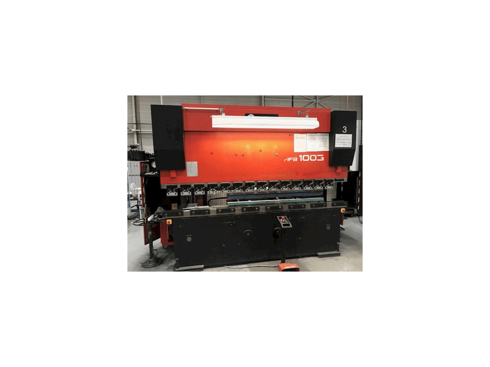 Vooraanzicht van AMADA HFBO 100-3 machine