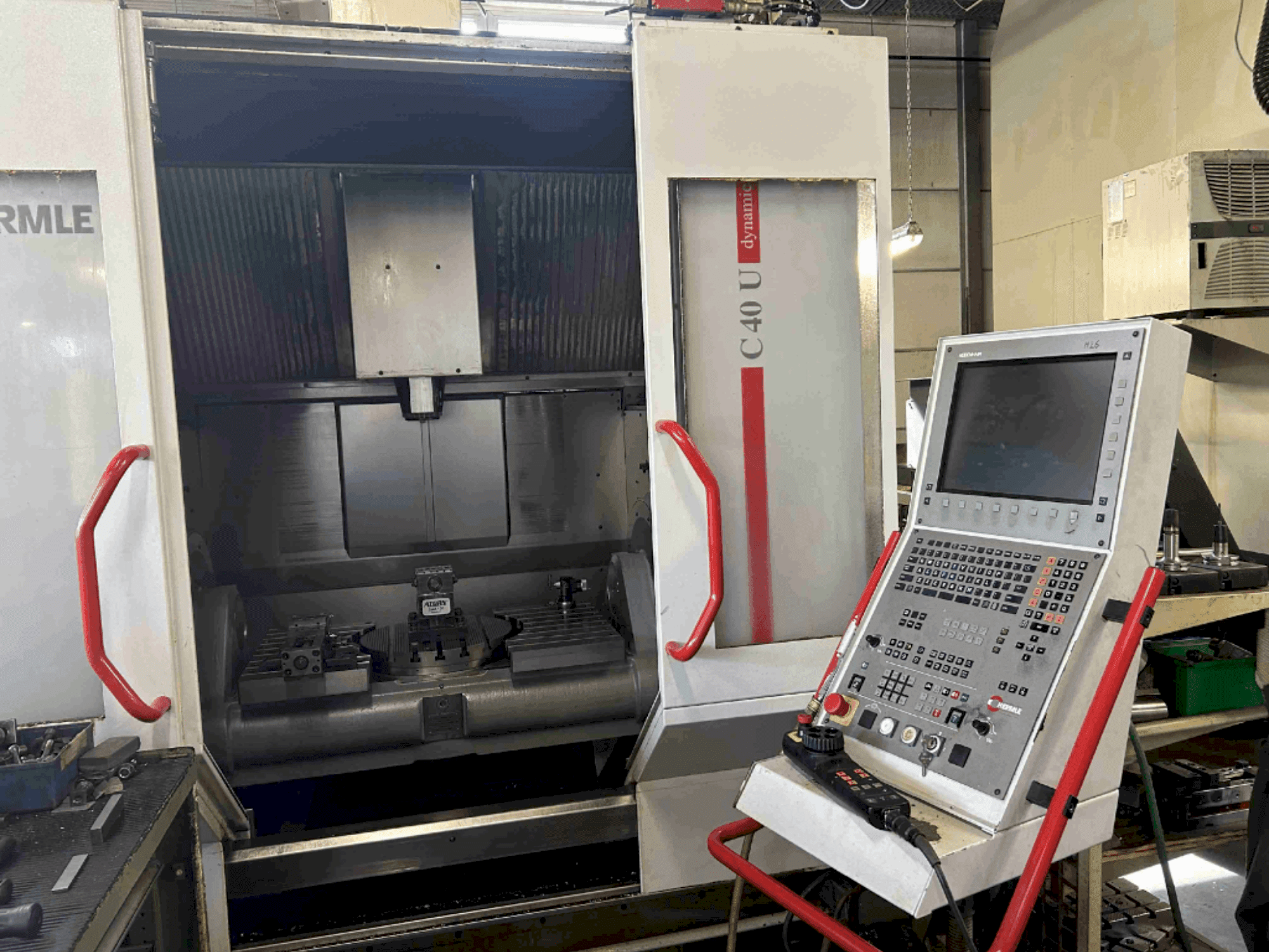 Vooraanzicht van HERMLE C40U machine