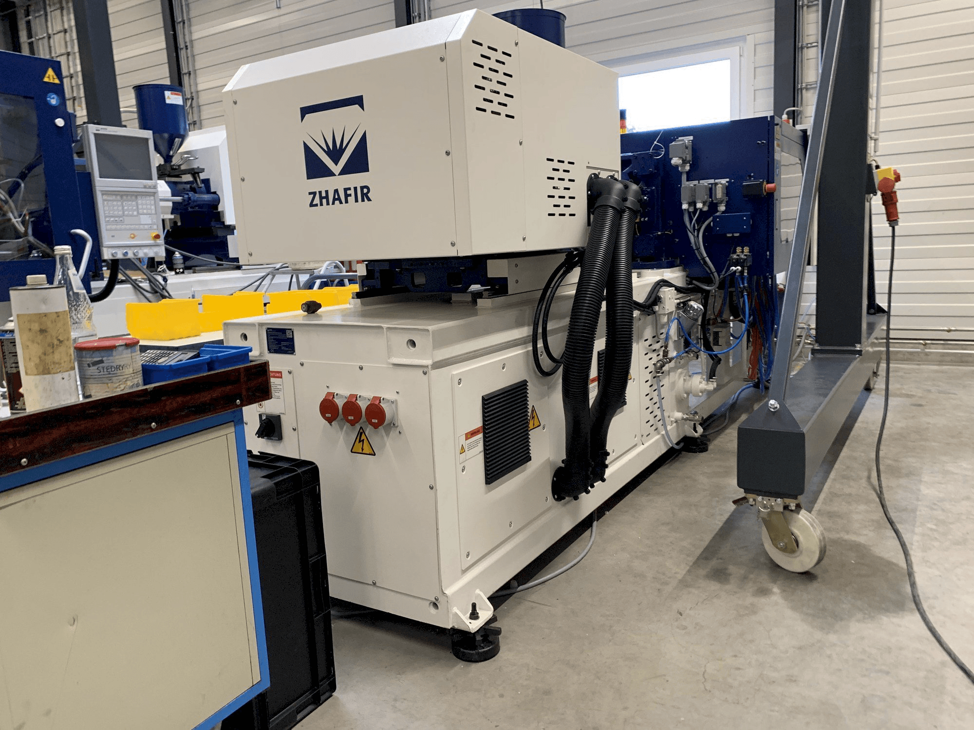 Linkerzijdeaanzicht van ZHAFIR ZERES 600 Haitian machine