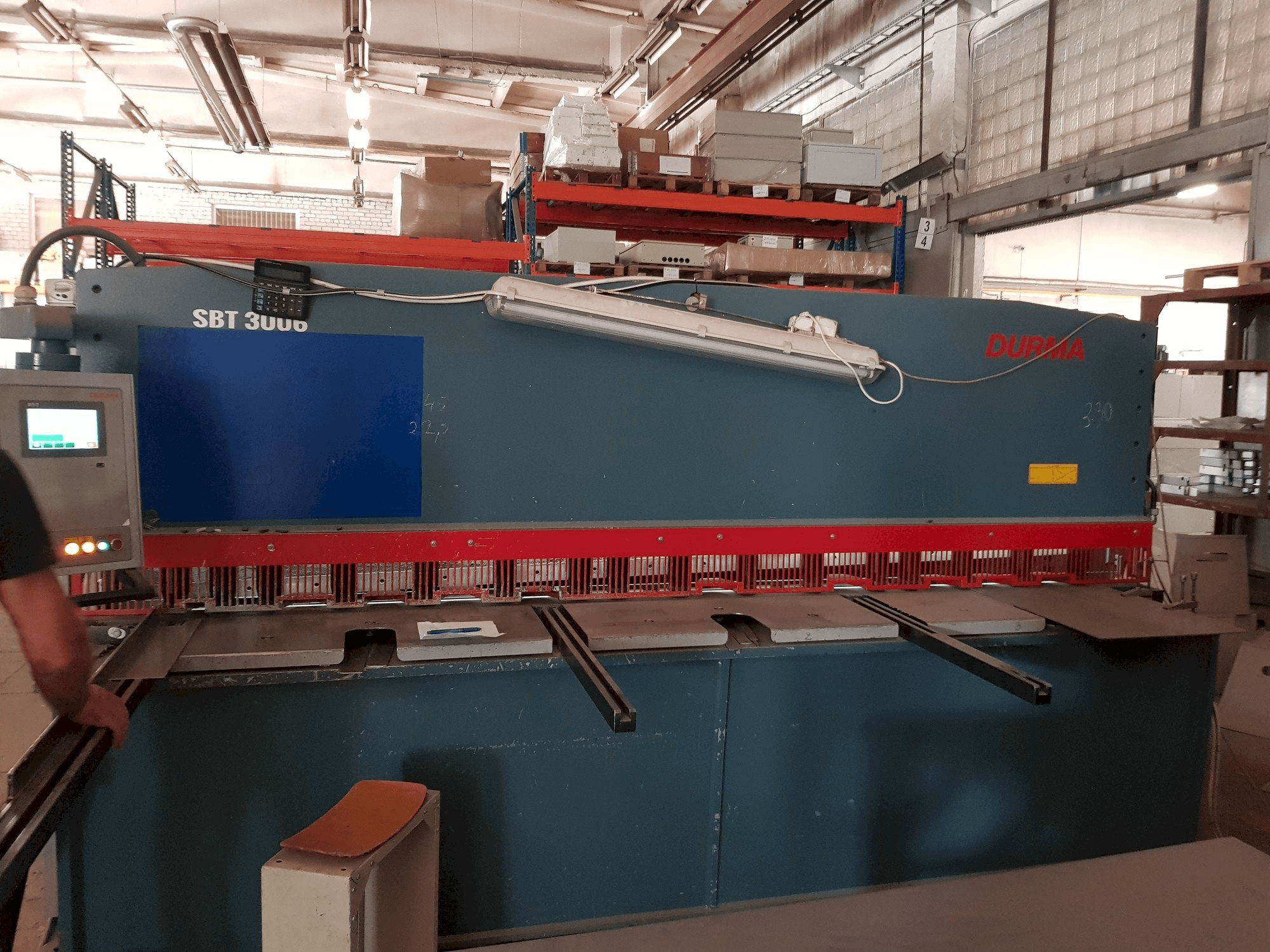 Vooraanzicht van Durma SBT 3006 machine