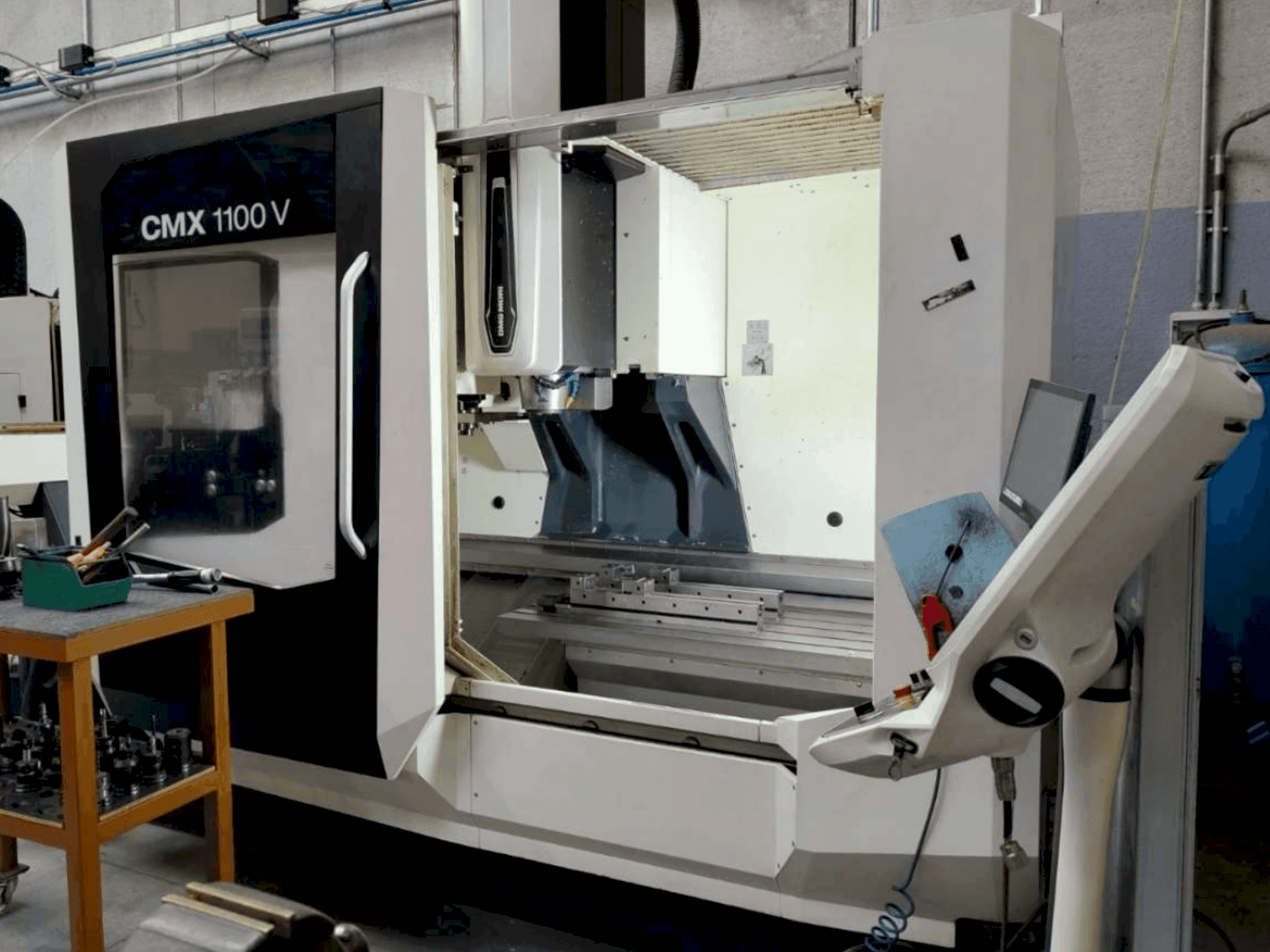 Vooraanzicht van DMG MORI CMX 1100V machine