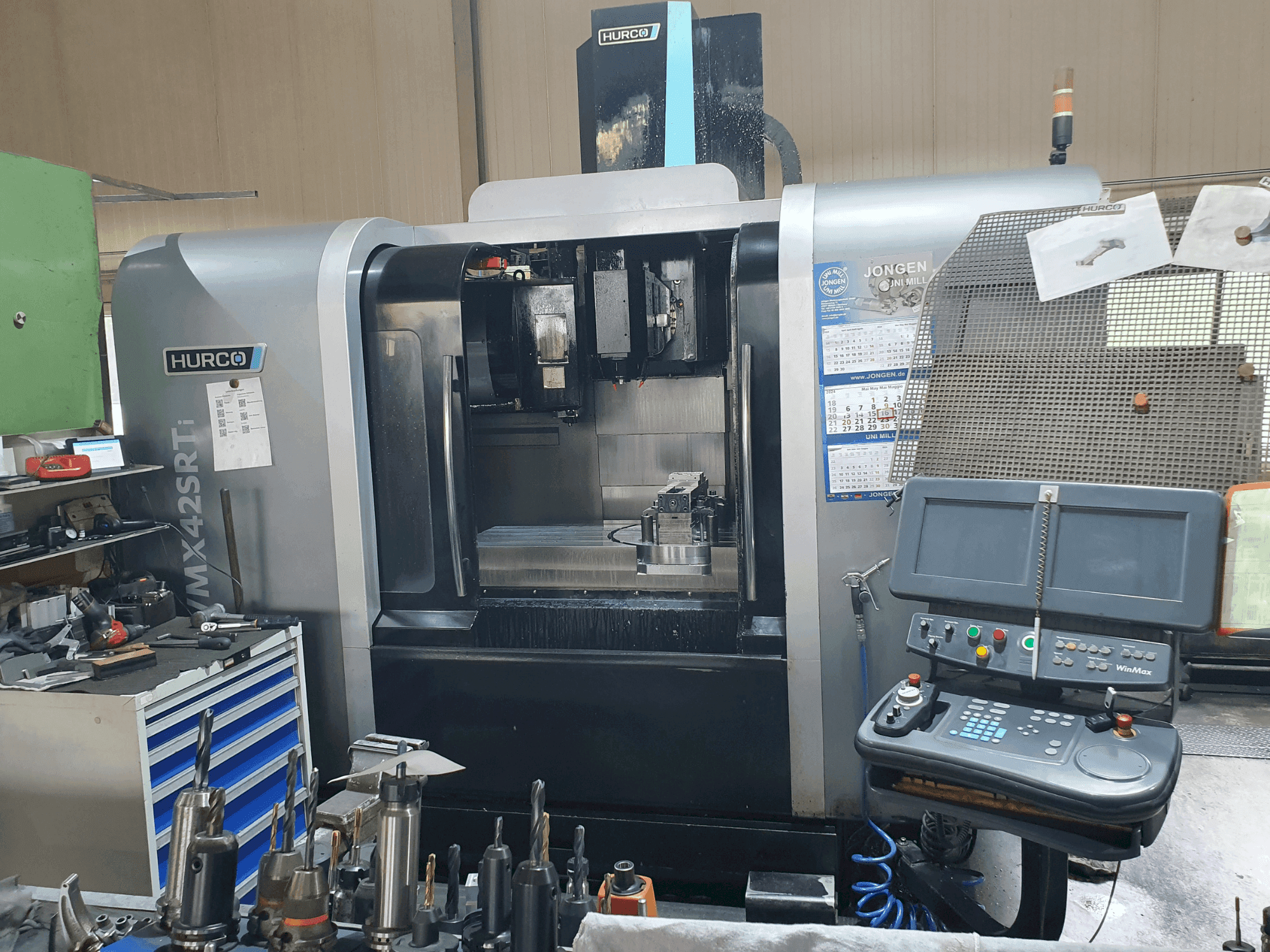 Vooraanzicht van Hurco VMX 42 SRTi machine