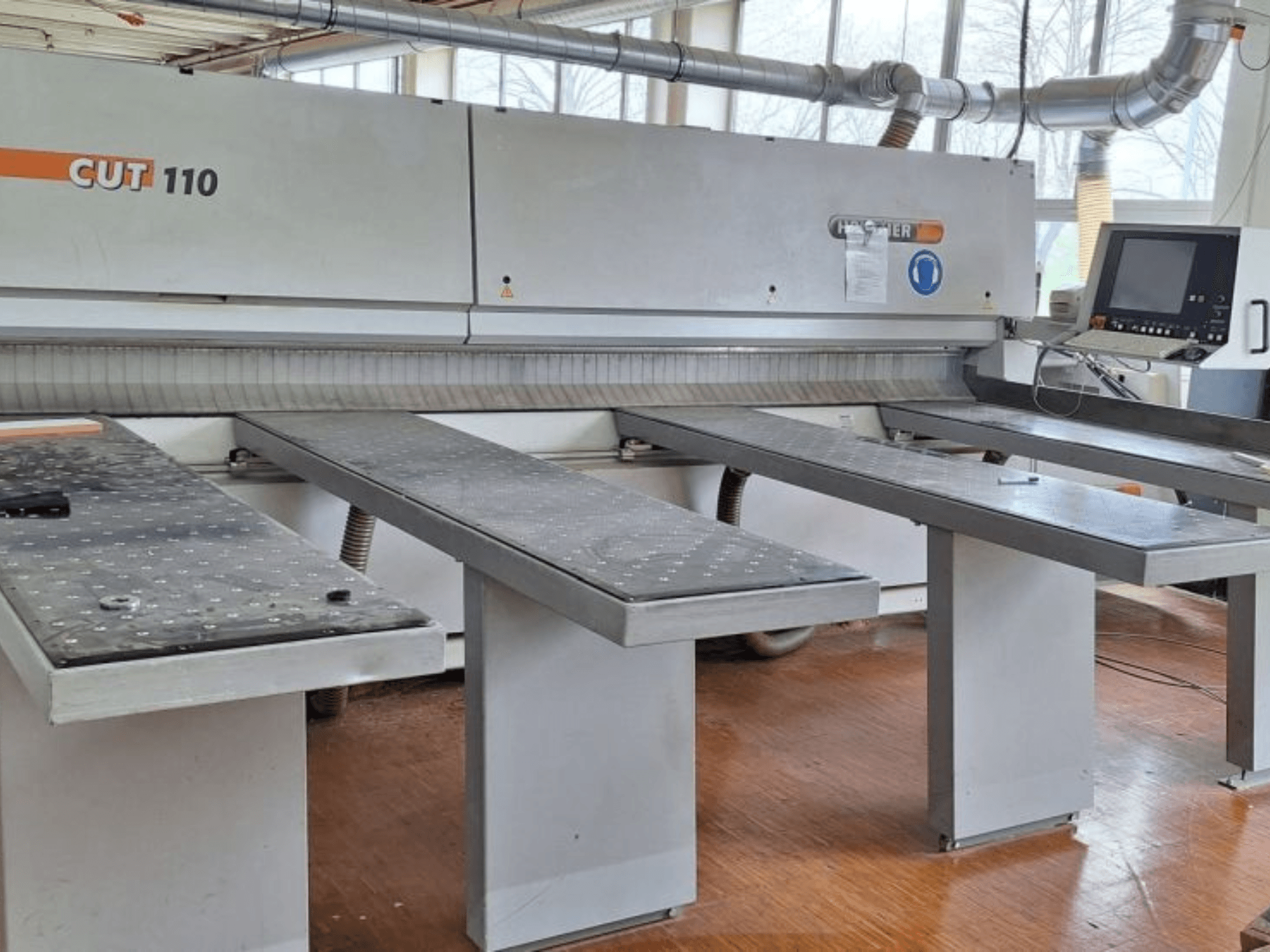 HOLZHER 6310 CUT 110 paneelzaag in vooraanzicht, met twee horizontale tafels en een digitaal bedieningspaneel.