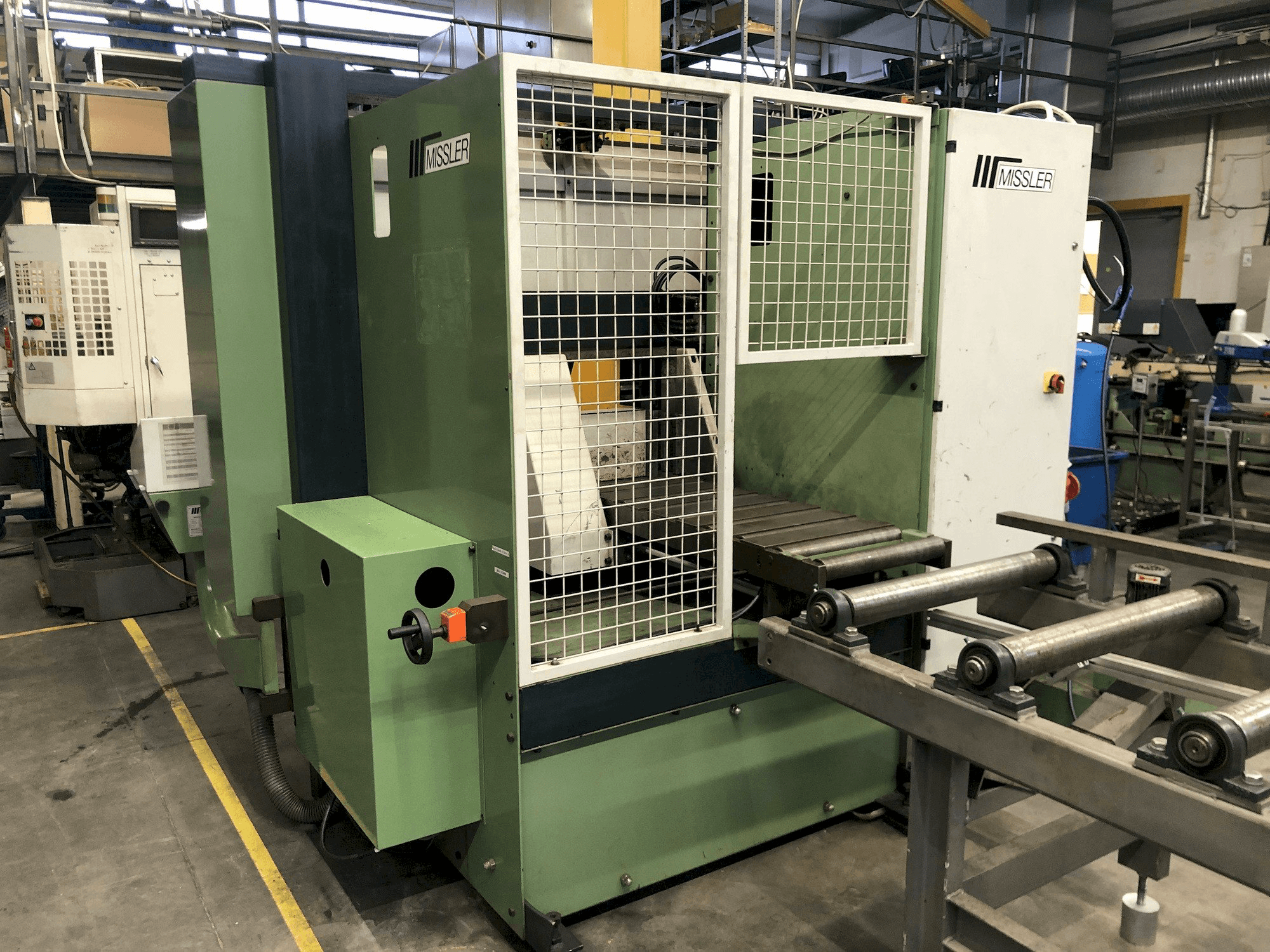 Vooraanzicht van Missler DEB 410 machine
