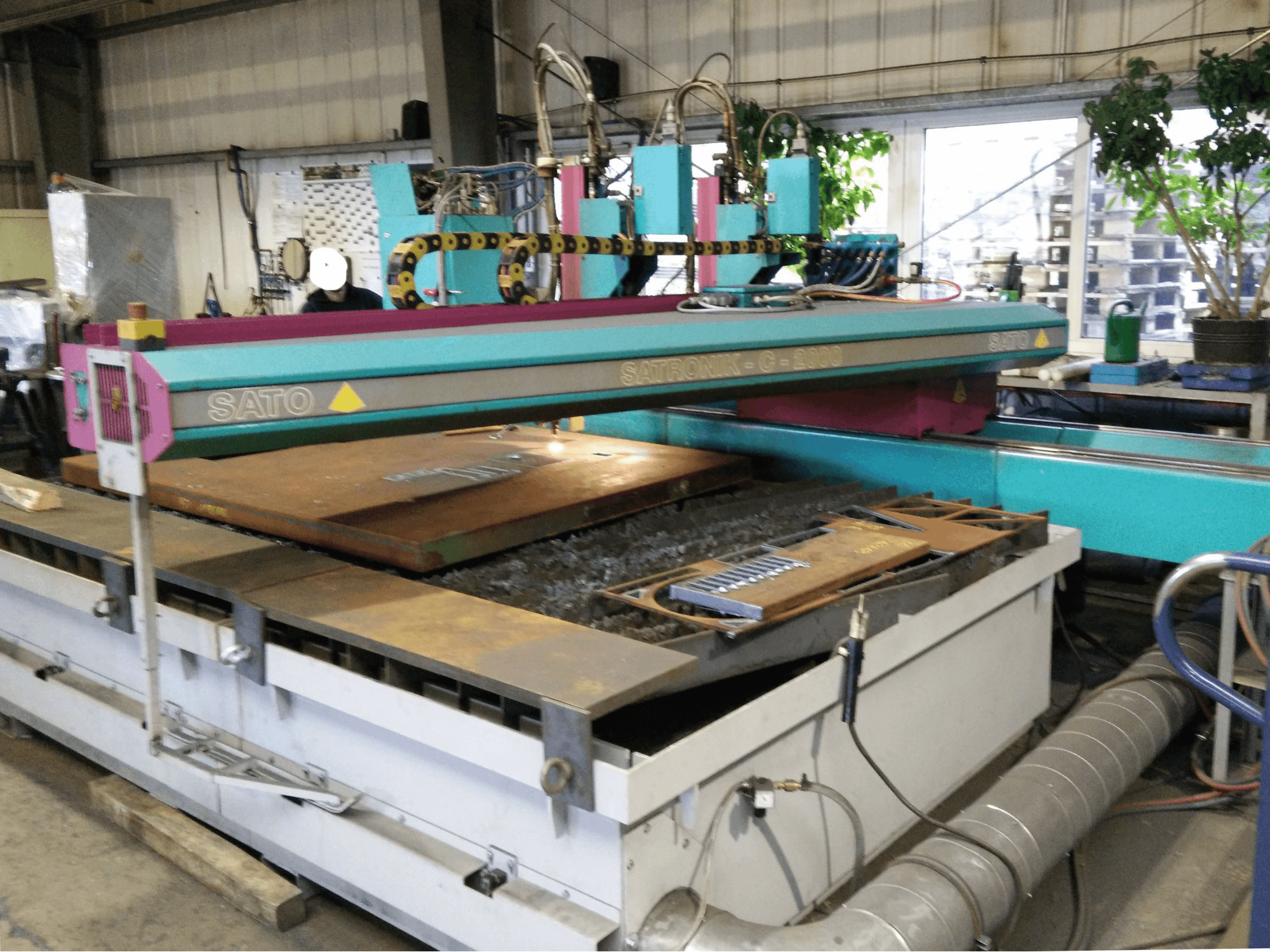 Links zicht van SATO SATRONIK C-2000 machine