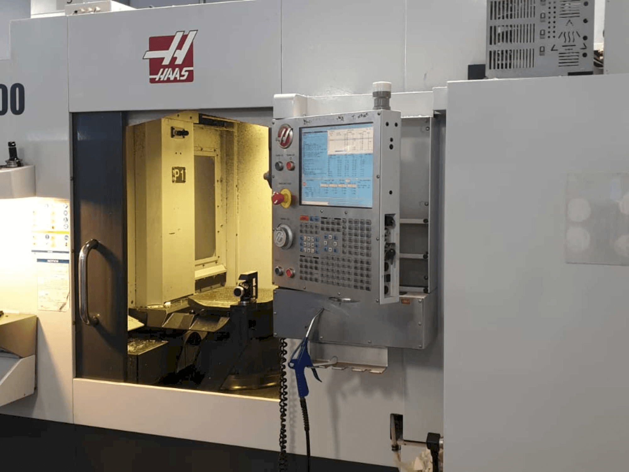 Vooraanzicht van HAAS EC400 machine