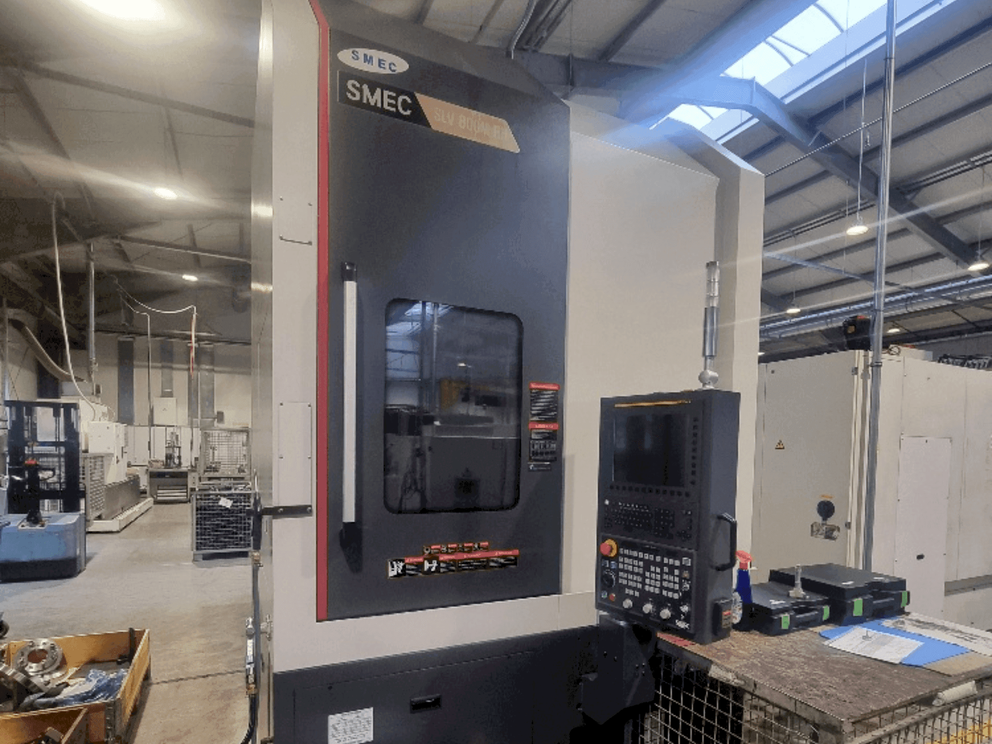 Vooraanzicht van SMEC SLV800MR machine