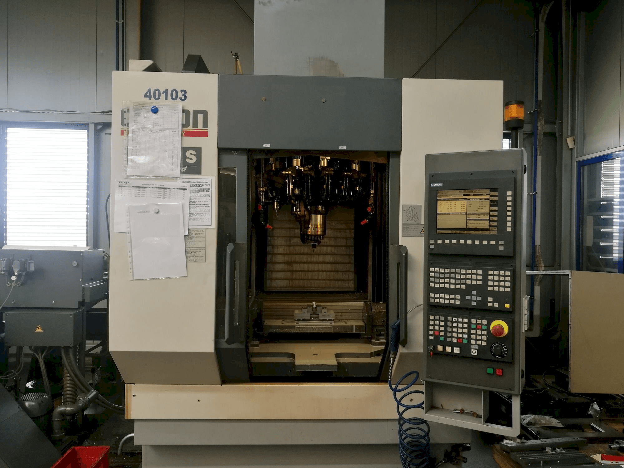 Vooraanzicht van CHIRON FZ12S machine