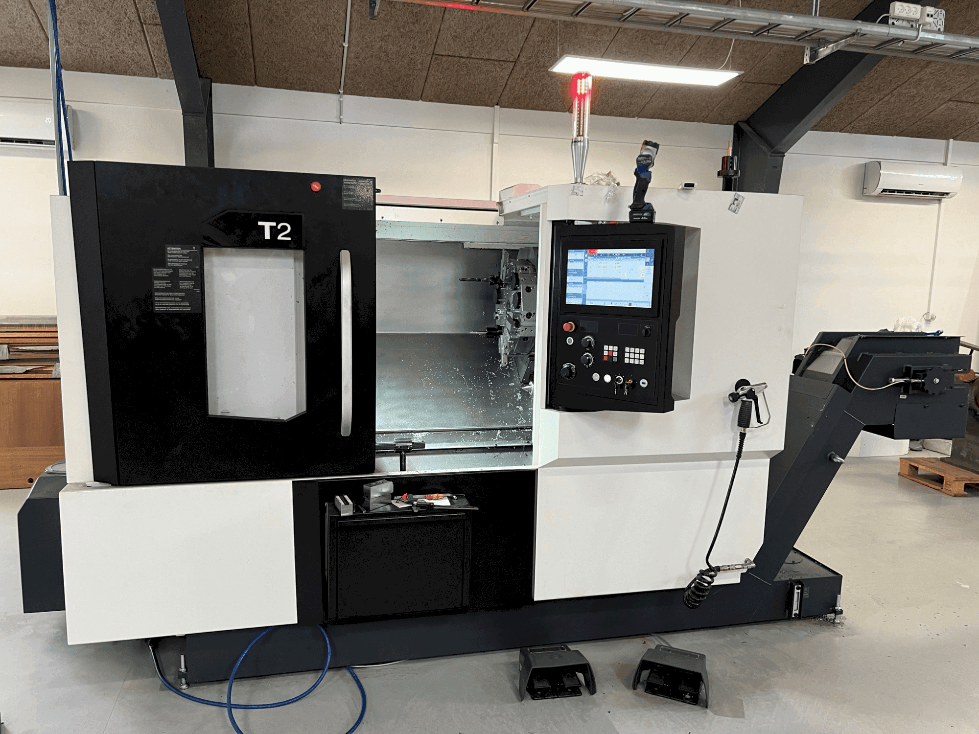 Vooraanzicht van DMG MORI T2 machine