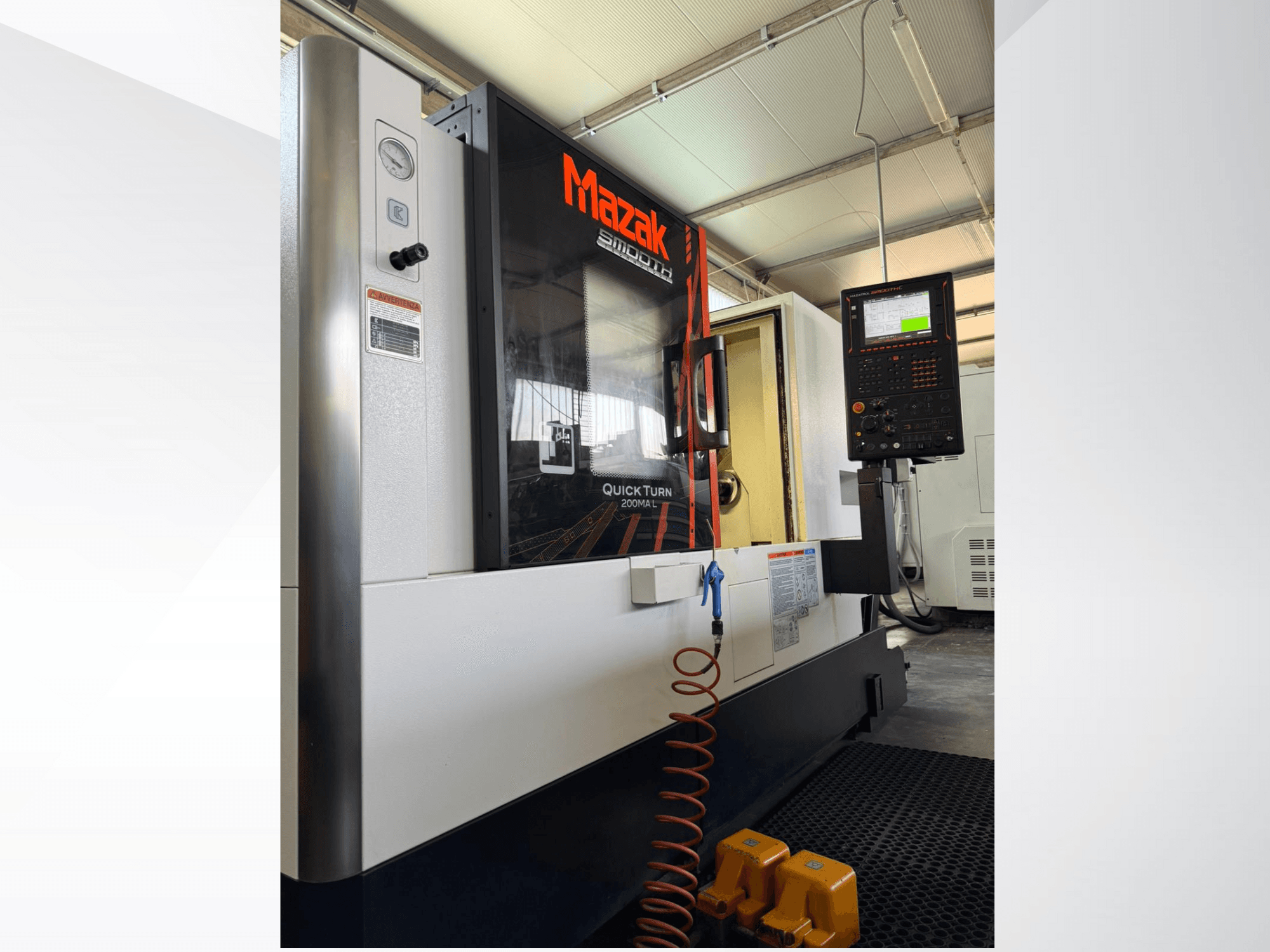 Mazak Quick Turn CNC draaibank in grijs en zwart, zijaanzicht met bedieningspaneel en drukmeter. Ideaal voor precisiebewerking.