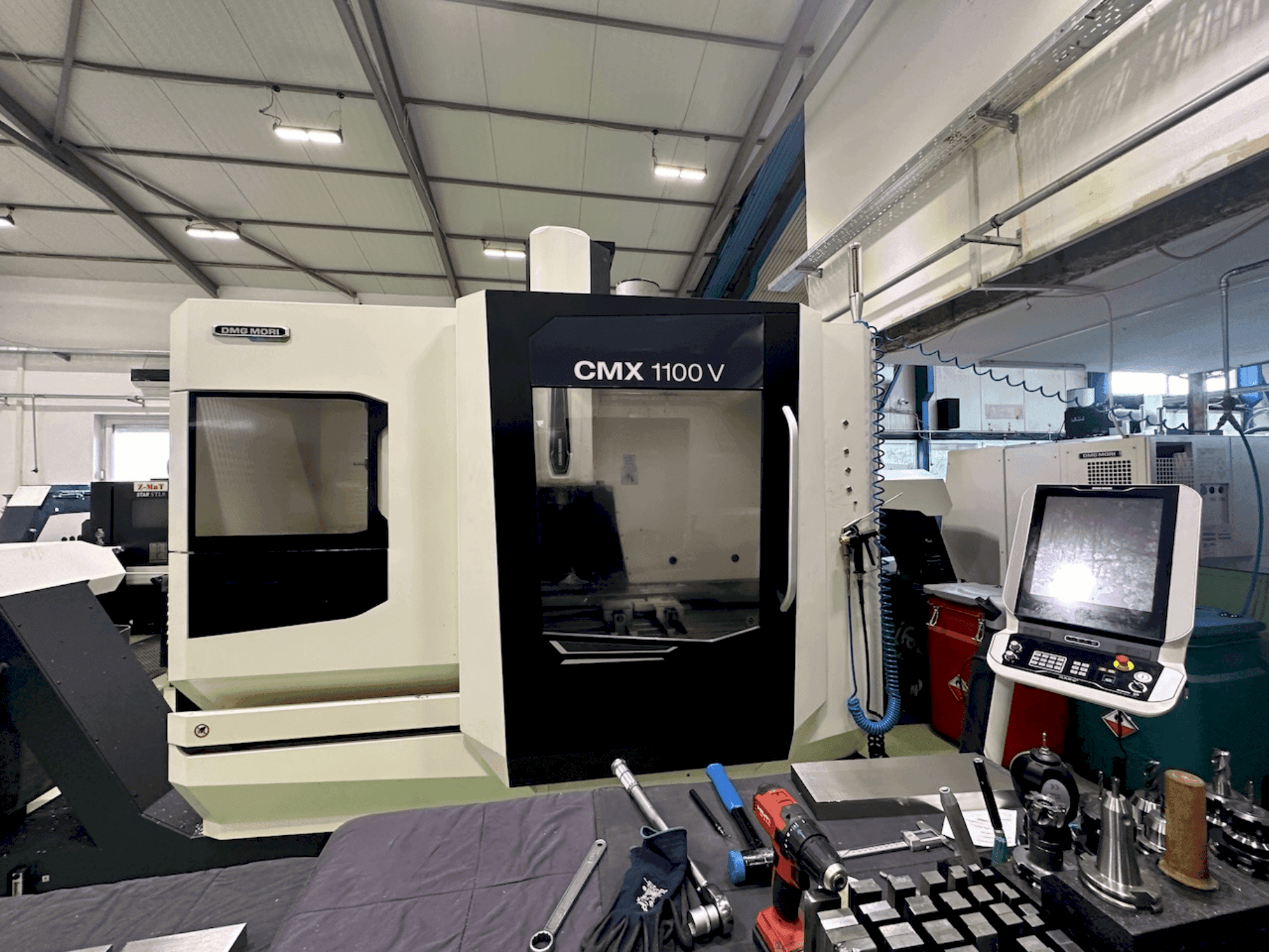 Vooraanzicht van DMG MORI CMX 1100 V machine