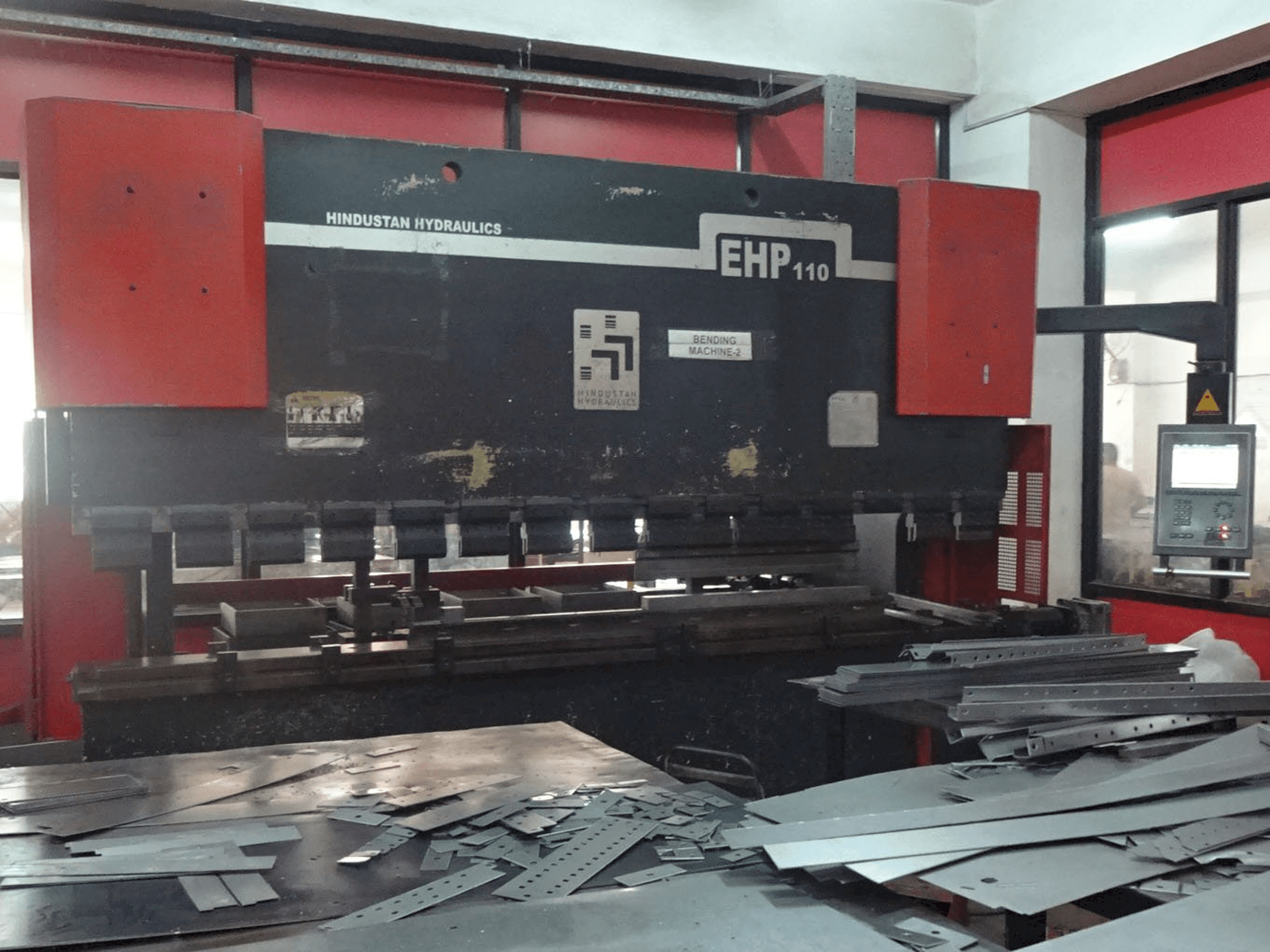 Vooraanzicht van Hindustan Hydraulics EHP 110 machine