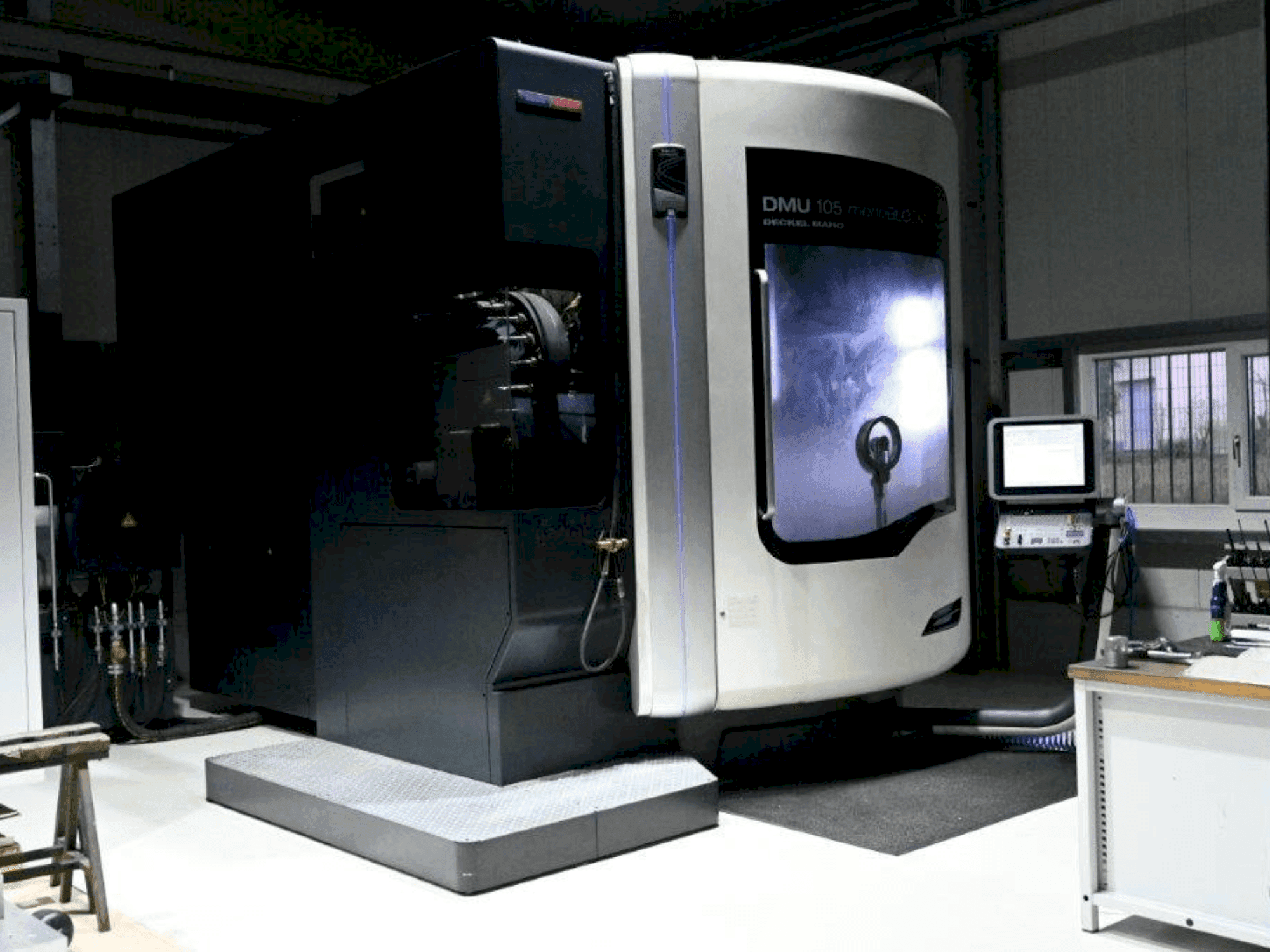 Vooraanzicht van DMG DMU 105 MonoBlock machine