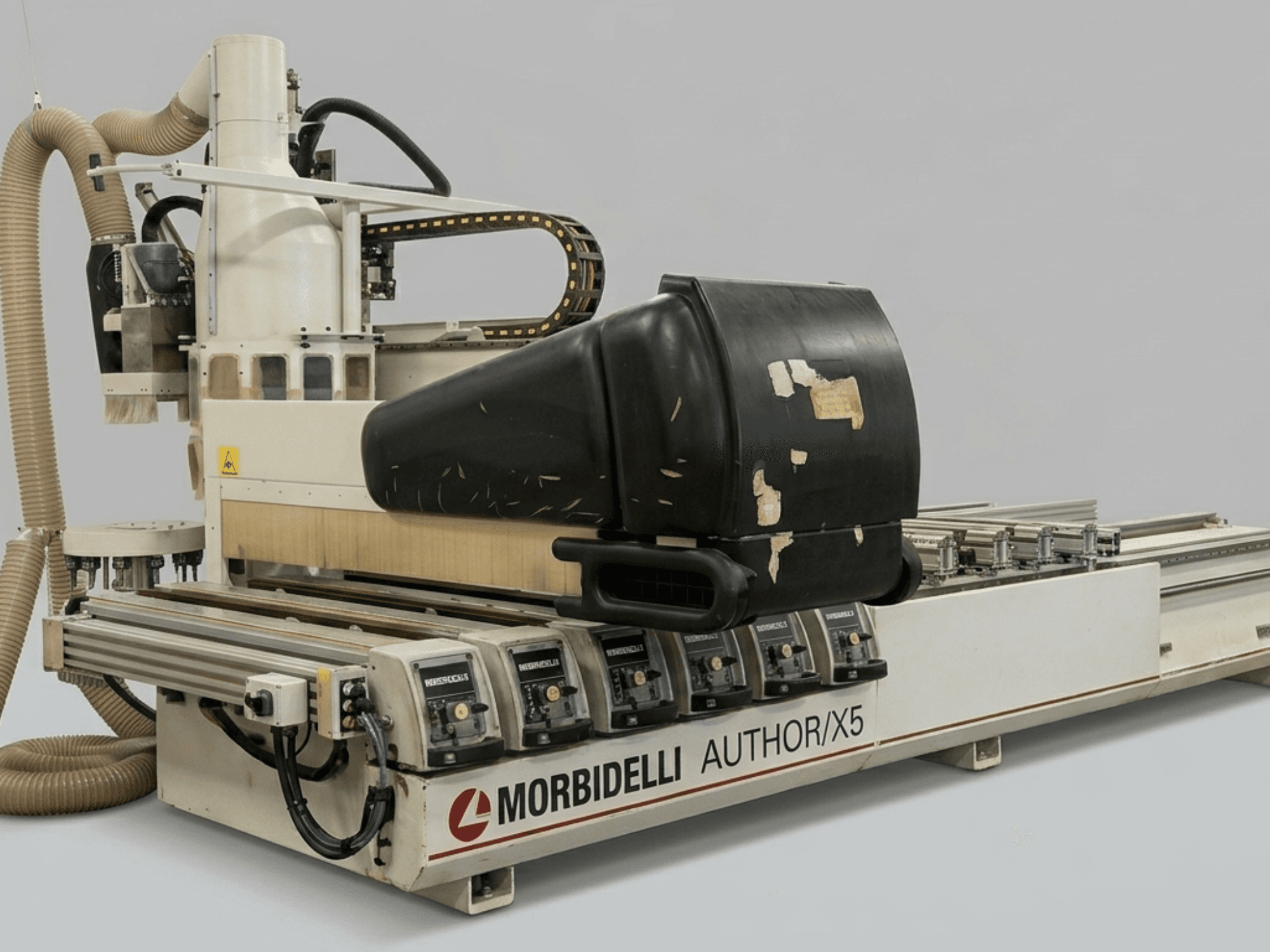 MORBIDELLI Author X5 CNC houtbewerkingscentrum in zijaanzicht, met de freeskop en lineaire componenten.