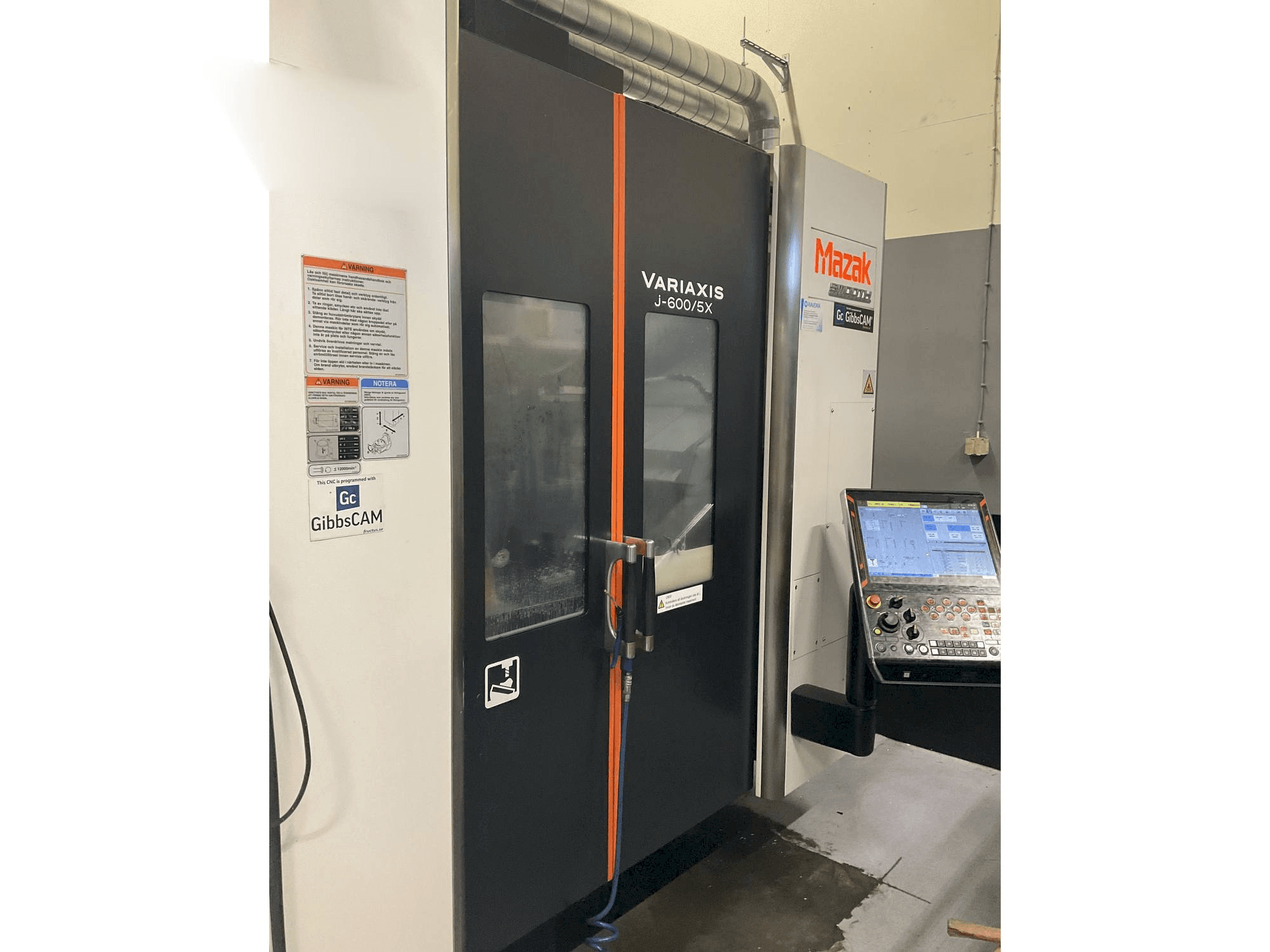 Vooraanzicht van Mazak Variaxis J-600 machine