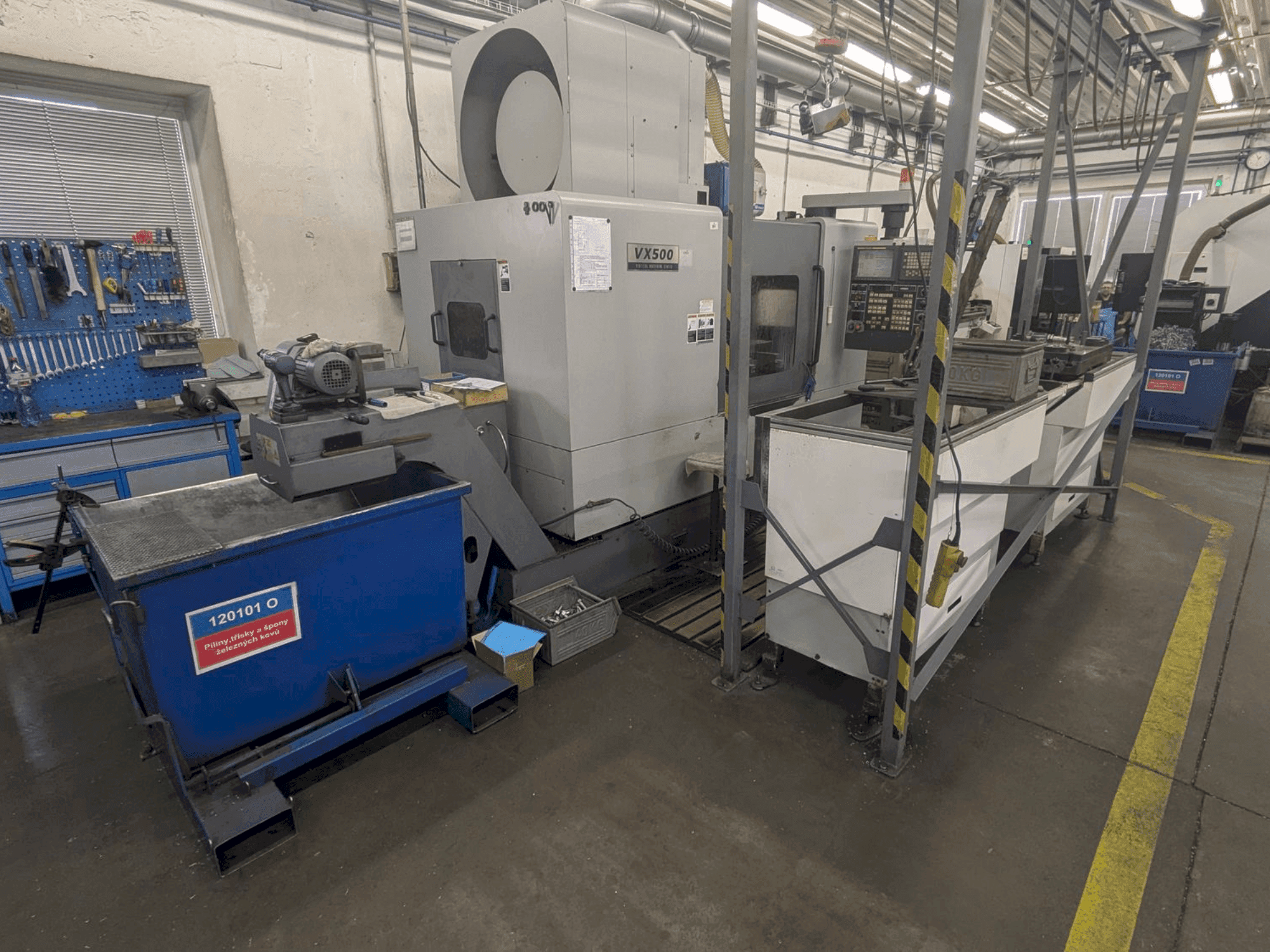 Vooraanzicht van HYUNDAI KIA VX500 machine