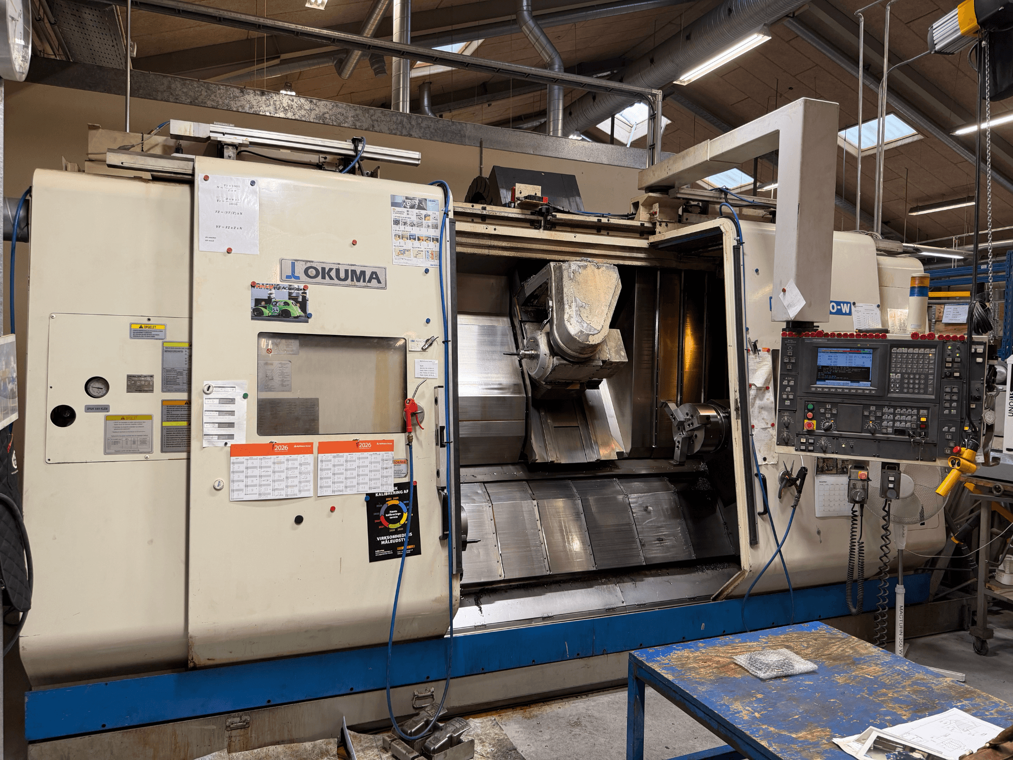 Okuma MacTurn350-W draai-freescentrum, vooraanzicht met het bedieningspaneel en vrije toegang tot het bewerkingsgebied.