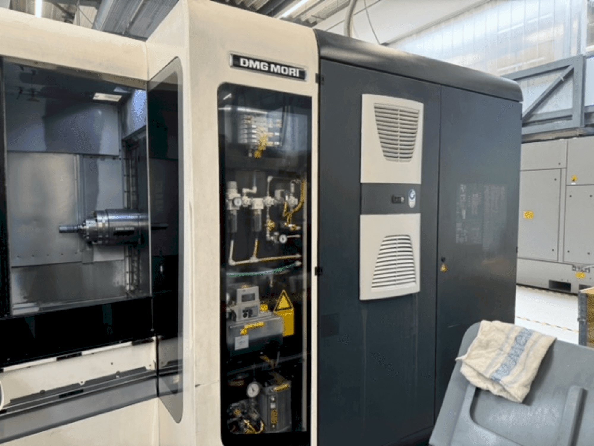 Vooraanzicht van DMG MORI NHX 4000 machine