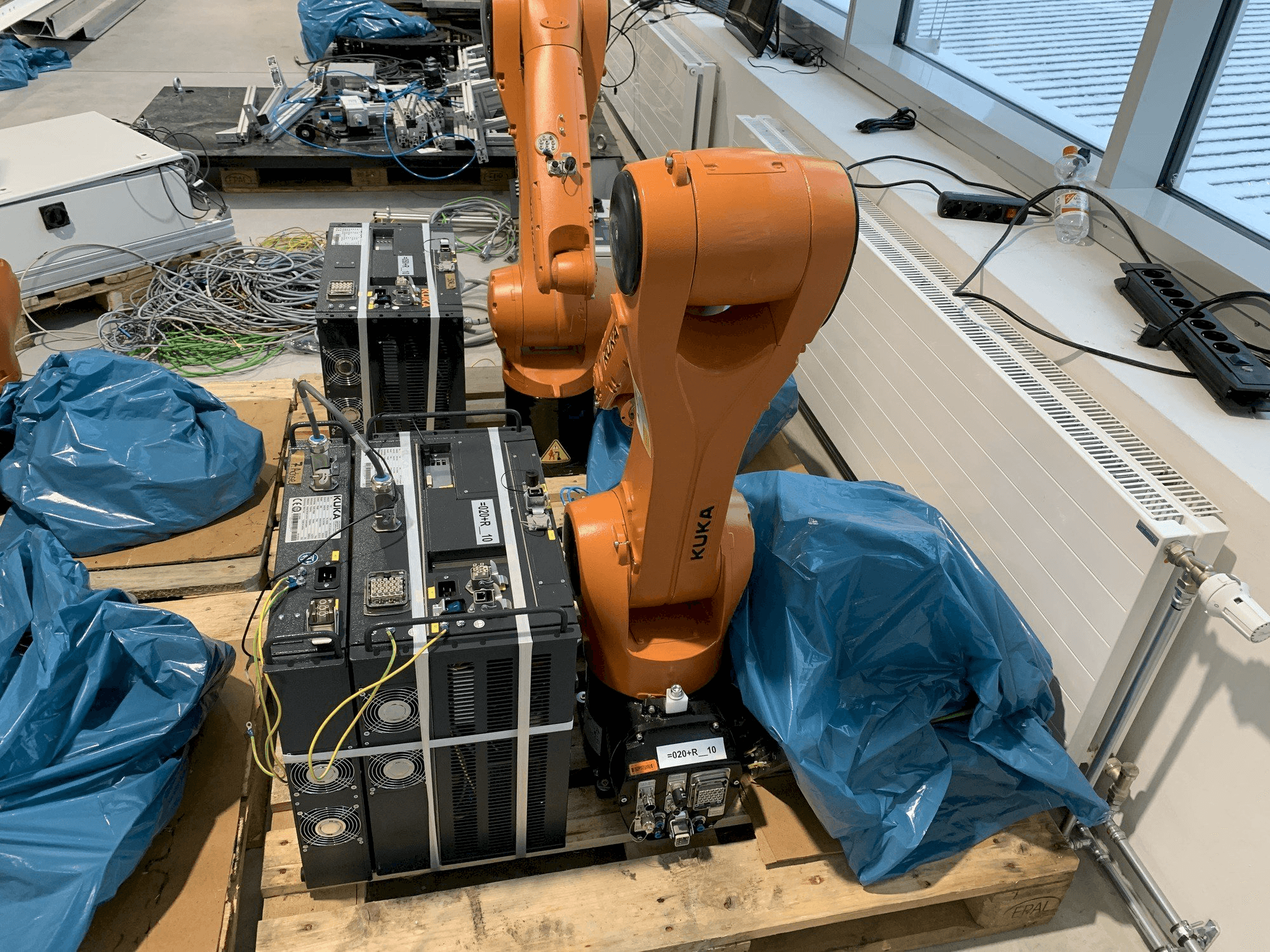 Vooraanzicht van KUKA KR10 R1100 machine
