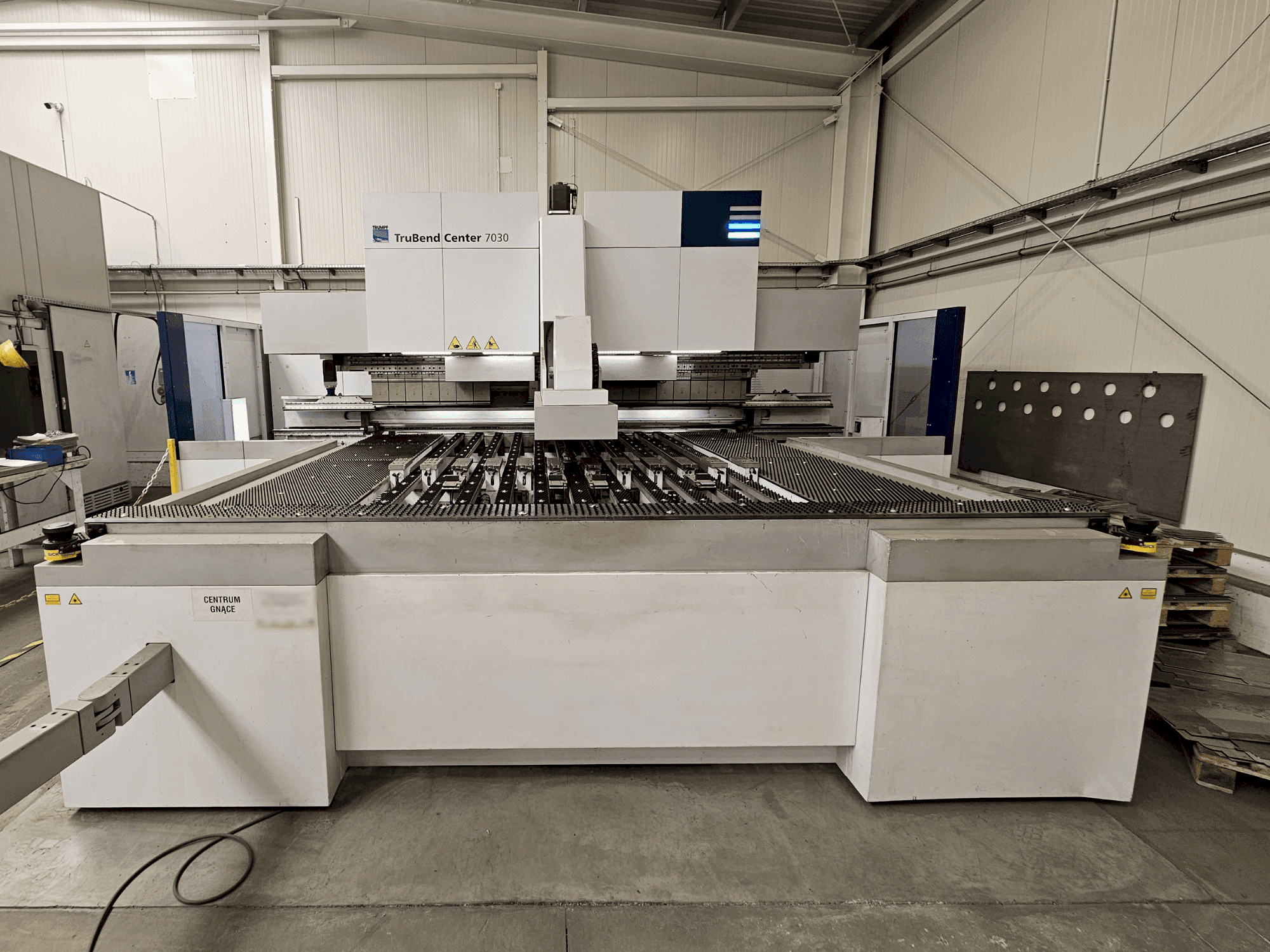 Vooraanzicht van TRUMPF TruBend Center 7030 machine