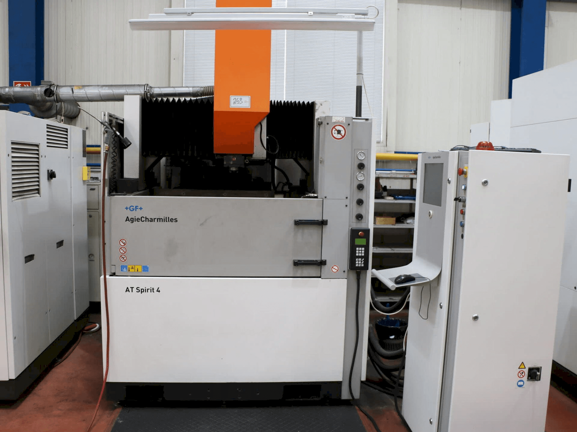 Vooraanzicht van AgieCharmilles AT SPIRIT 4 C-AXIS machine