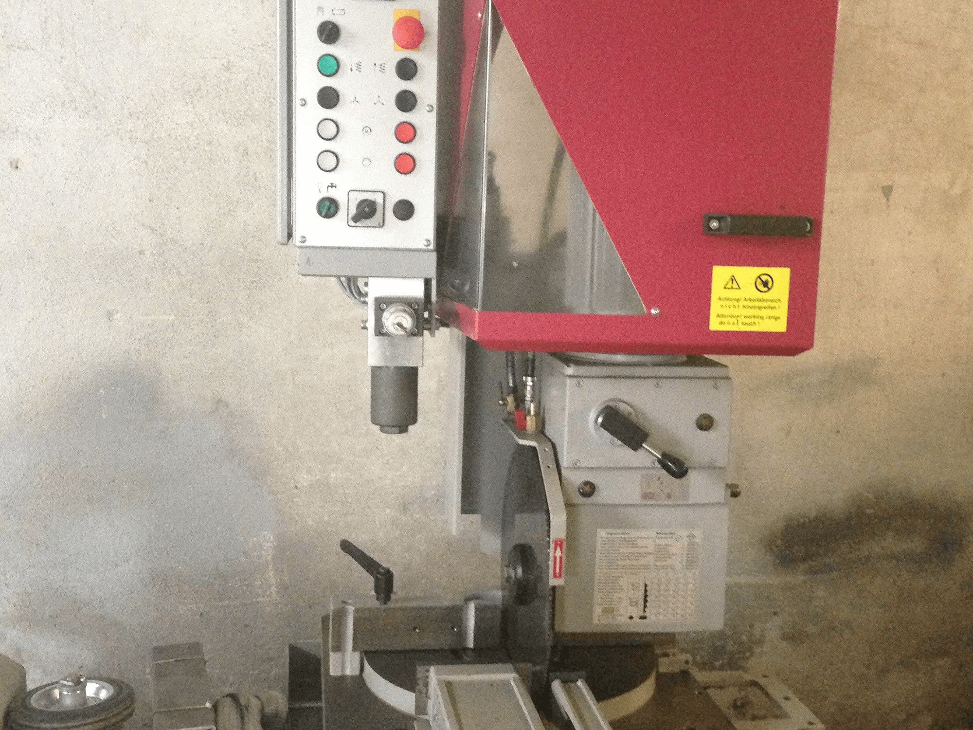 Vooraanzicht van Behringer VMS 400 H machine