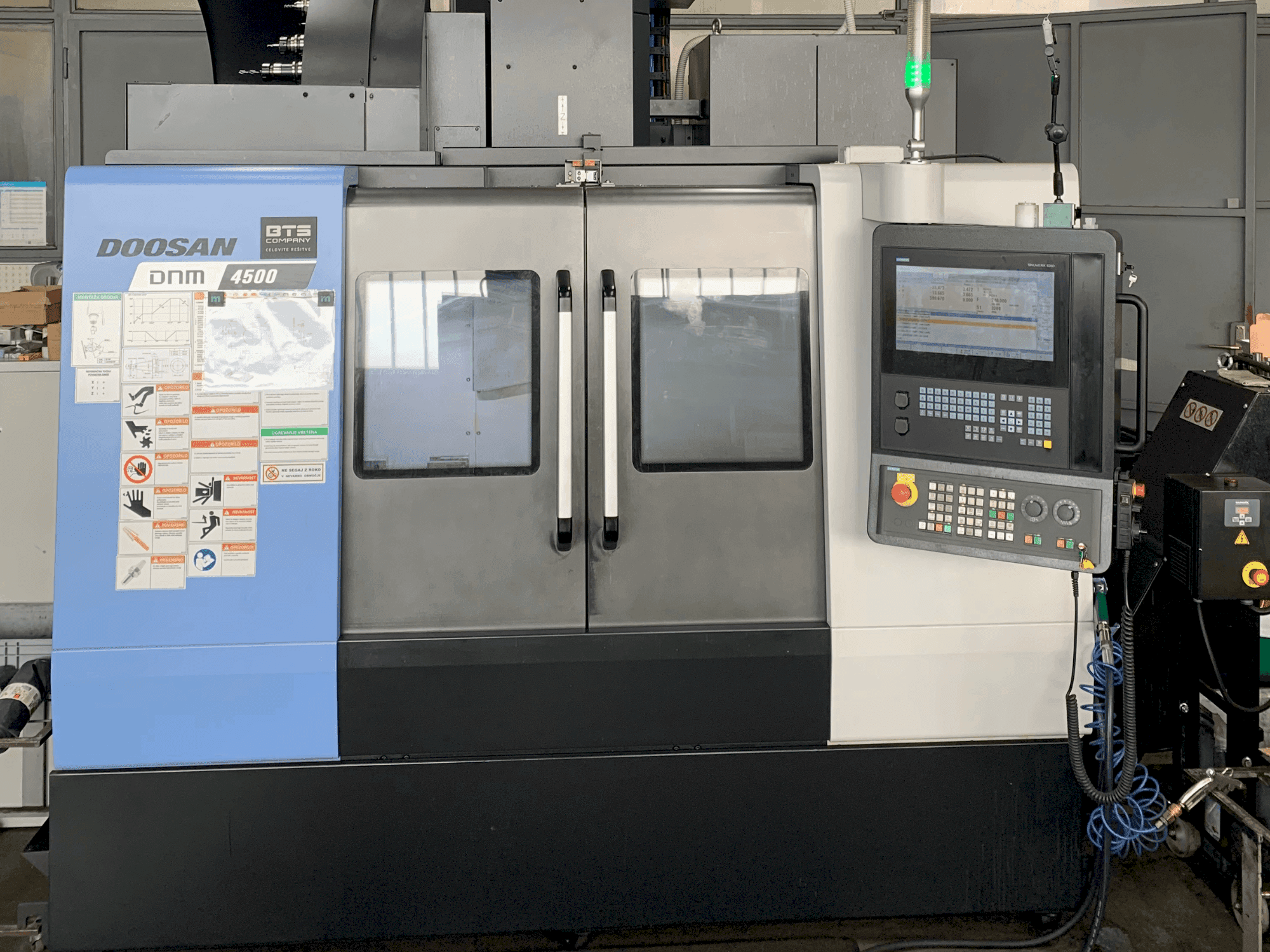 Vooraanzicht van DOOSAN DNM 4500 machine