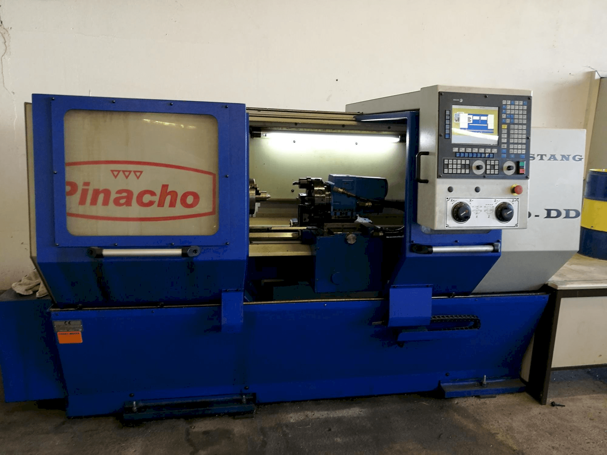 Vooraanzicht van Pinacho Mustang 200-DD machine