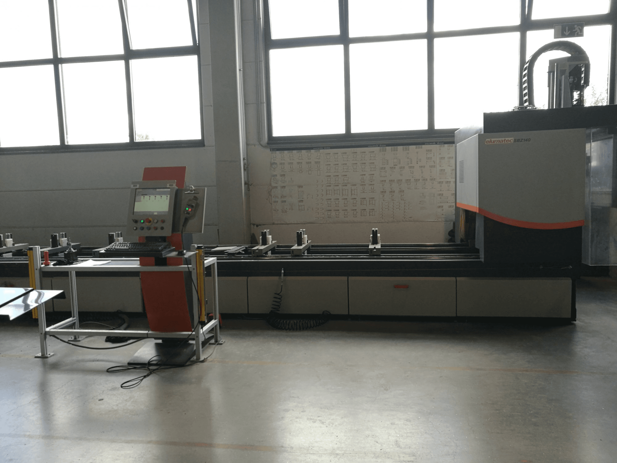 Vooraanzicht van elumatec SBZ 140 machine