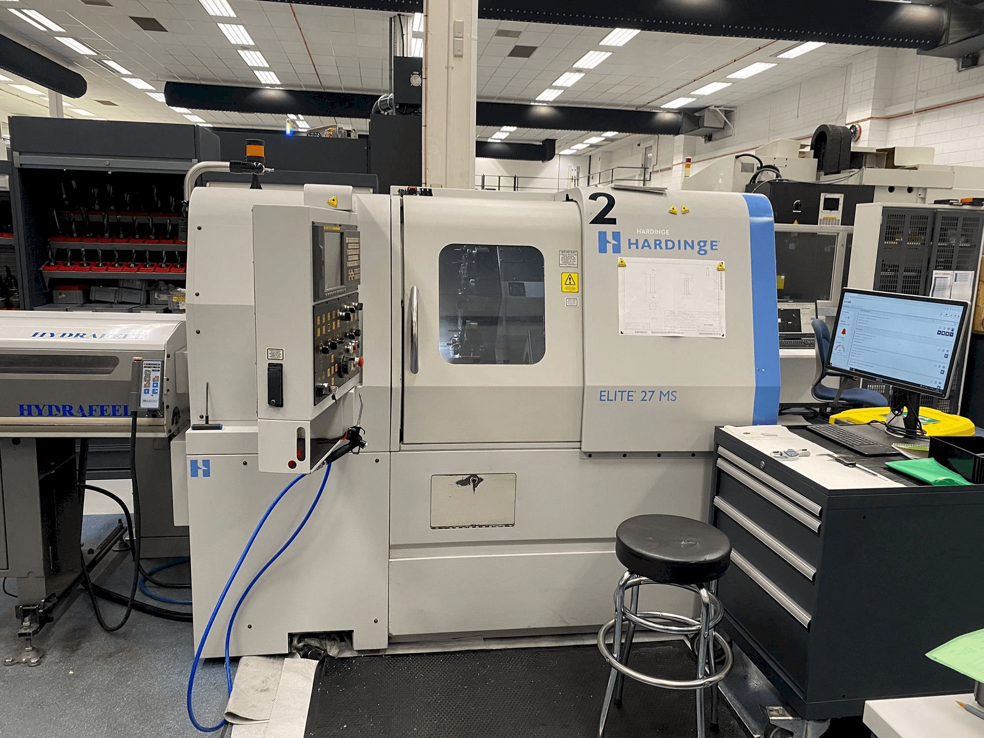 Vooraanzicht van HARDINGE Elite 27MS machine