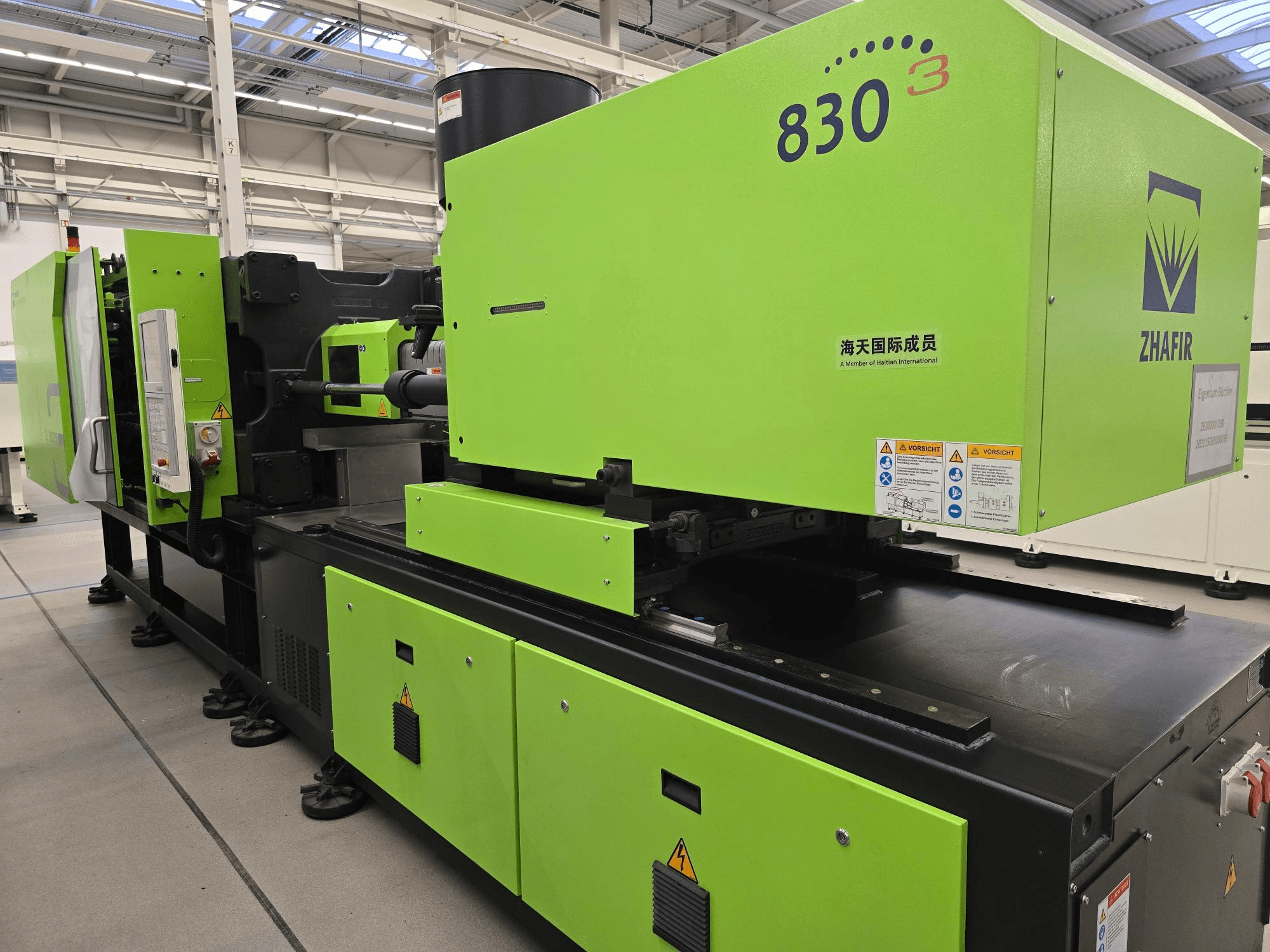 ZHAFIR ZERES III 3000/830/B5 elektrische spuitgietmachine, zijaanzicht, met heldergroene behuizing en bedieningspaneel zichtbaar.