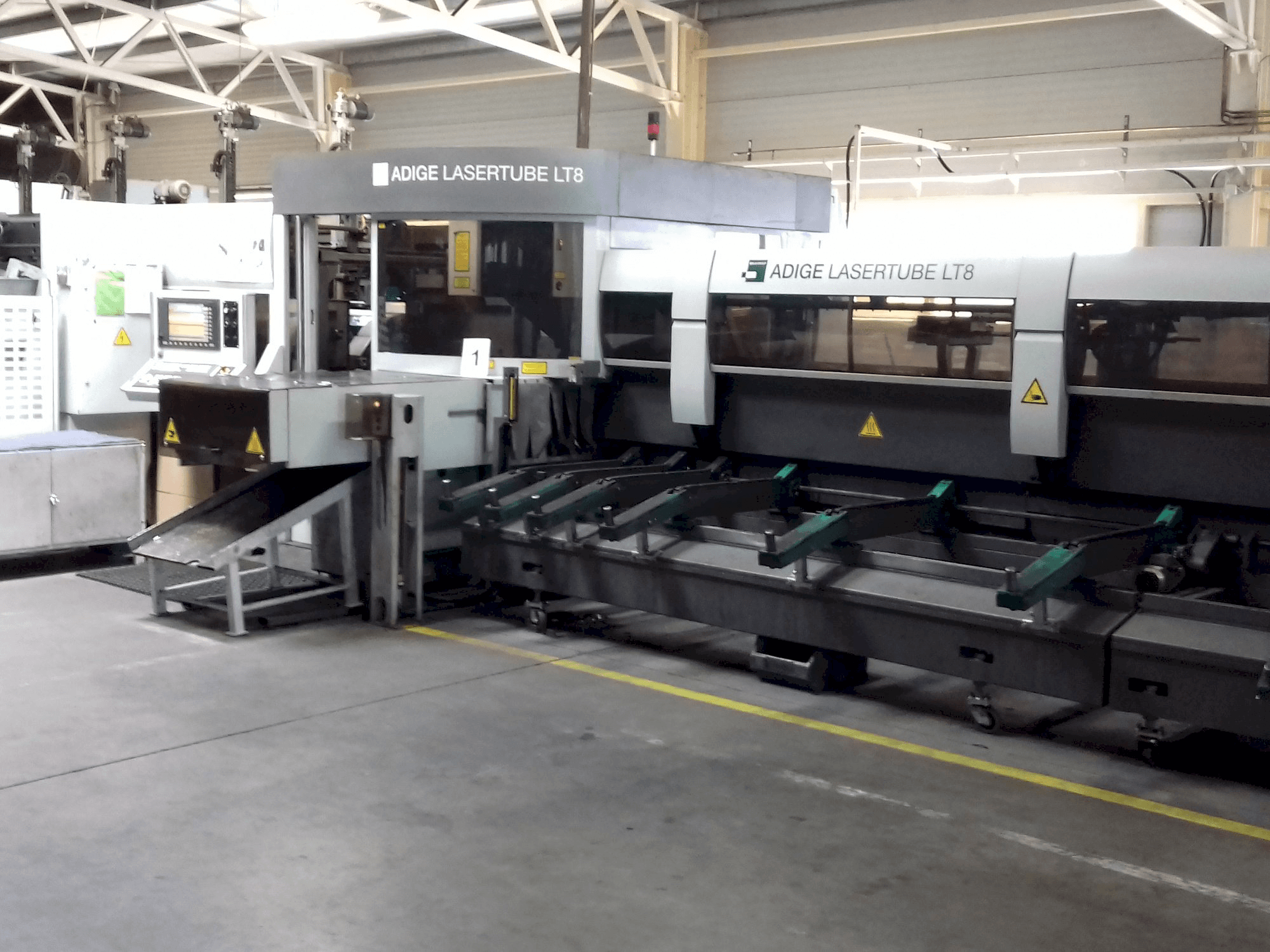 Vooraanzicht van ADIGE LT 8 machine