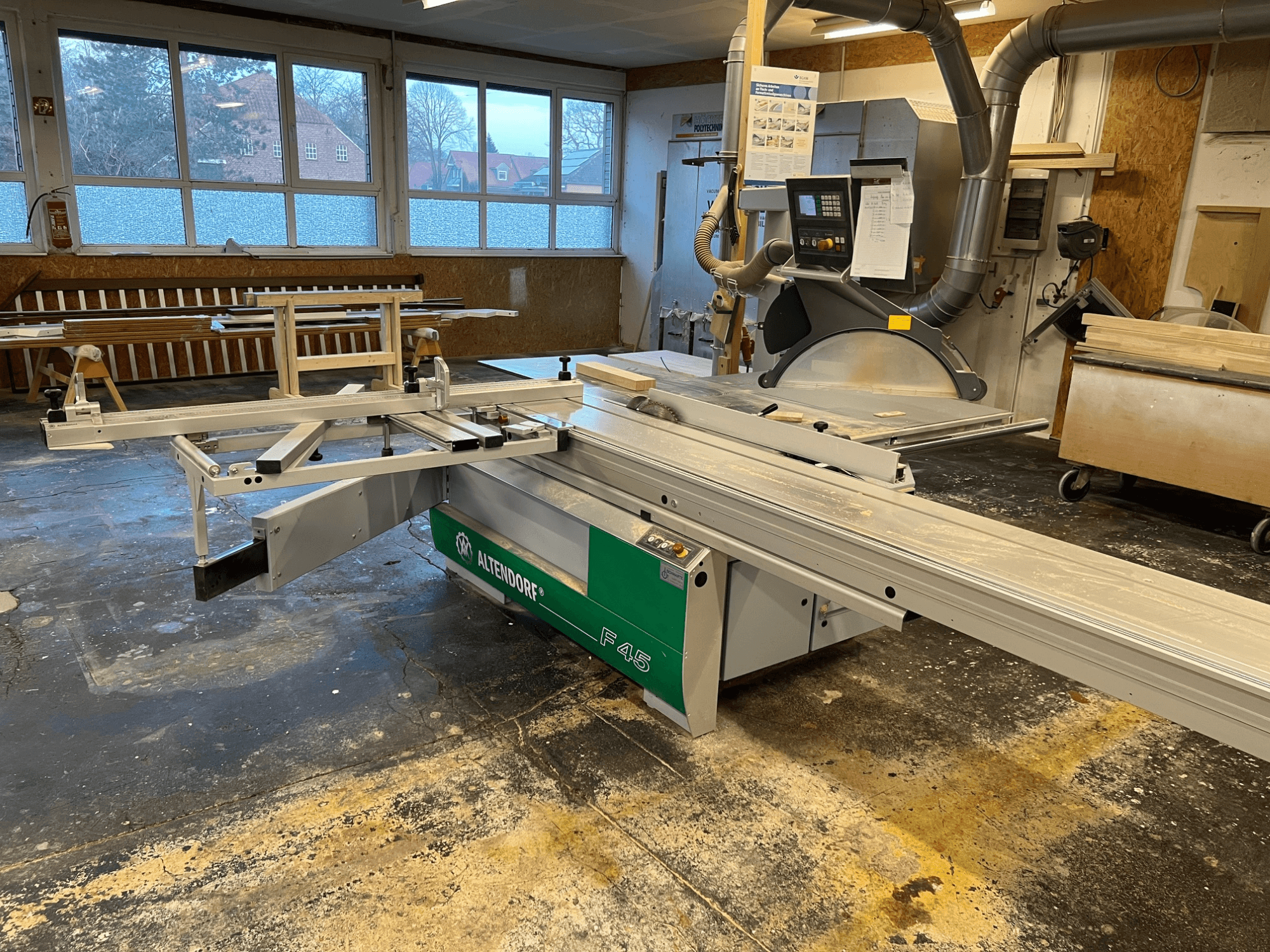 Altendorf F45 tafelcirkelzaag in een werkplaats, vooraanzicht met verstelbare arm en bedieningspaneel, ideaal voor precisiesnijwerk.