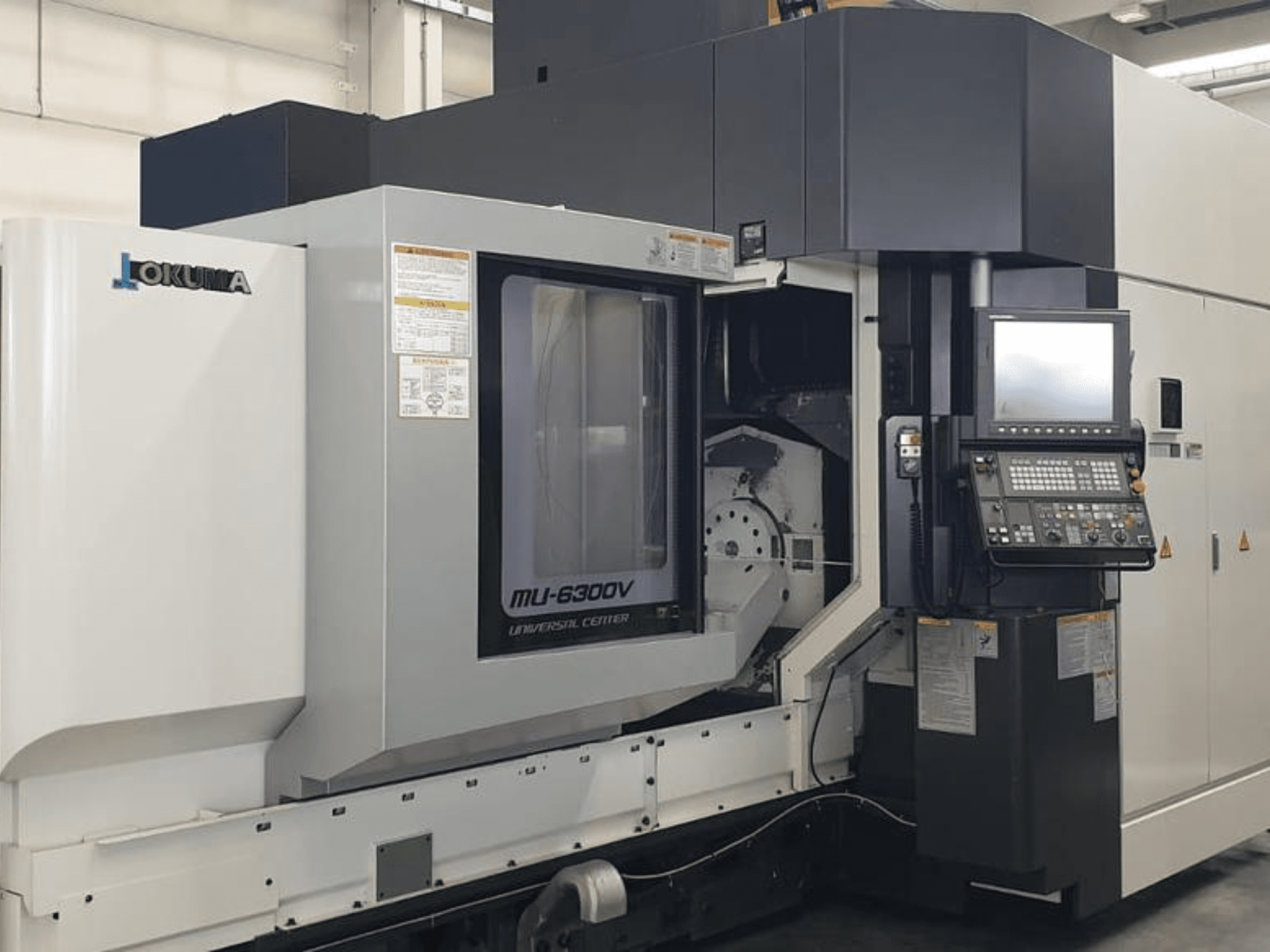 Okuma MU 6300 V verticaal bewerkingscentrum, vooraanzicht met details van bedieningspaneel en bewerkingsgebied.