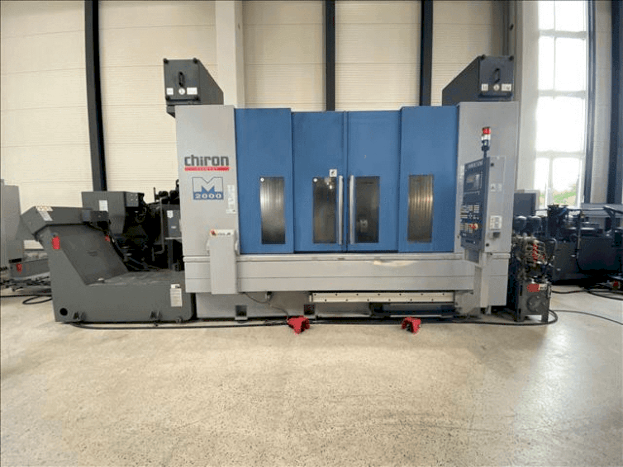 Vooraanzicht van CHIRON Mill 2000 machine