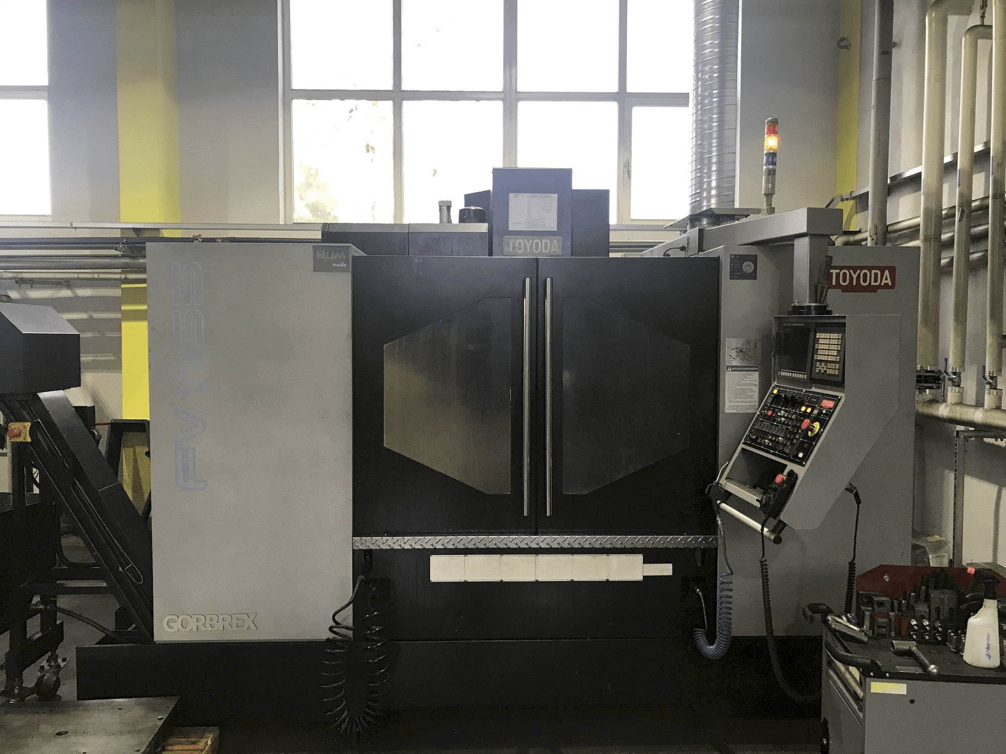 Vooraanzicht van TOYODA FV1165 machine