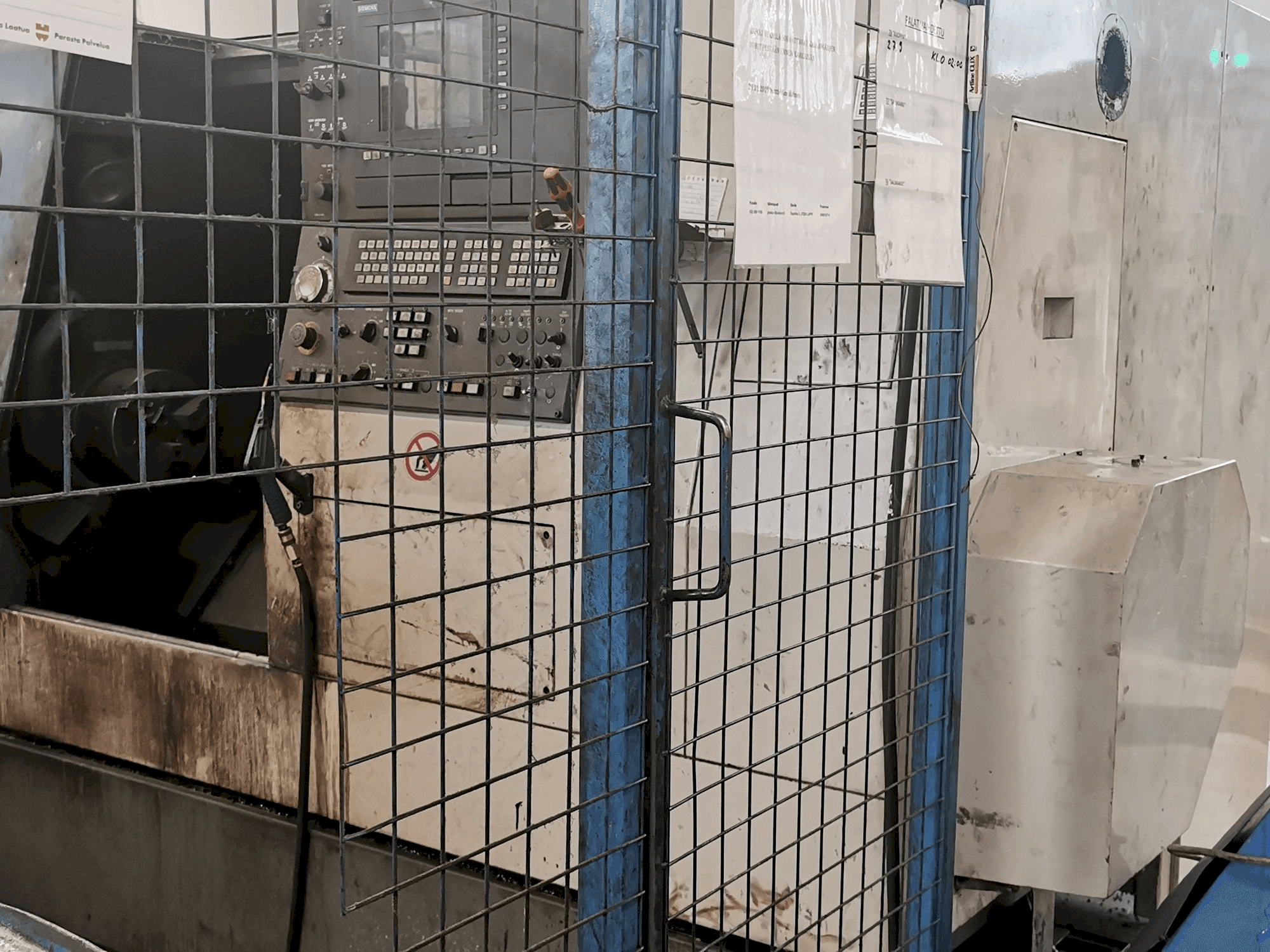 Vooraanzicht van Hyundai HIT 250 S machine