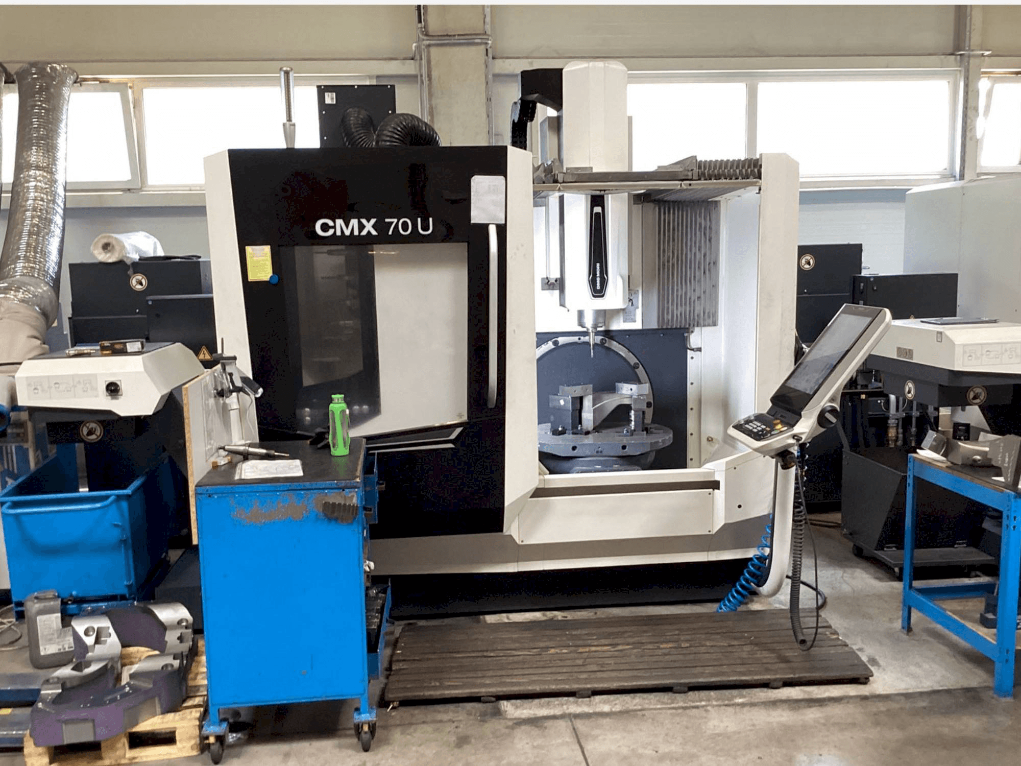 Vooraanzicht van DMG MORI CMX 70U machine