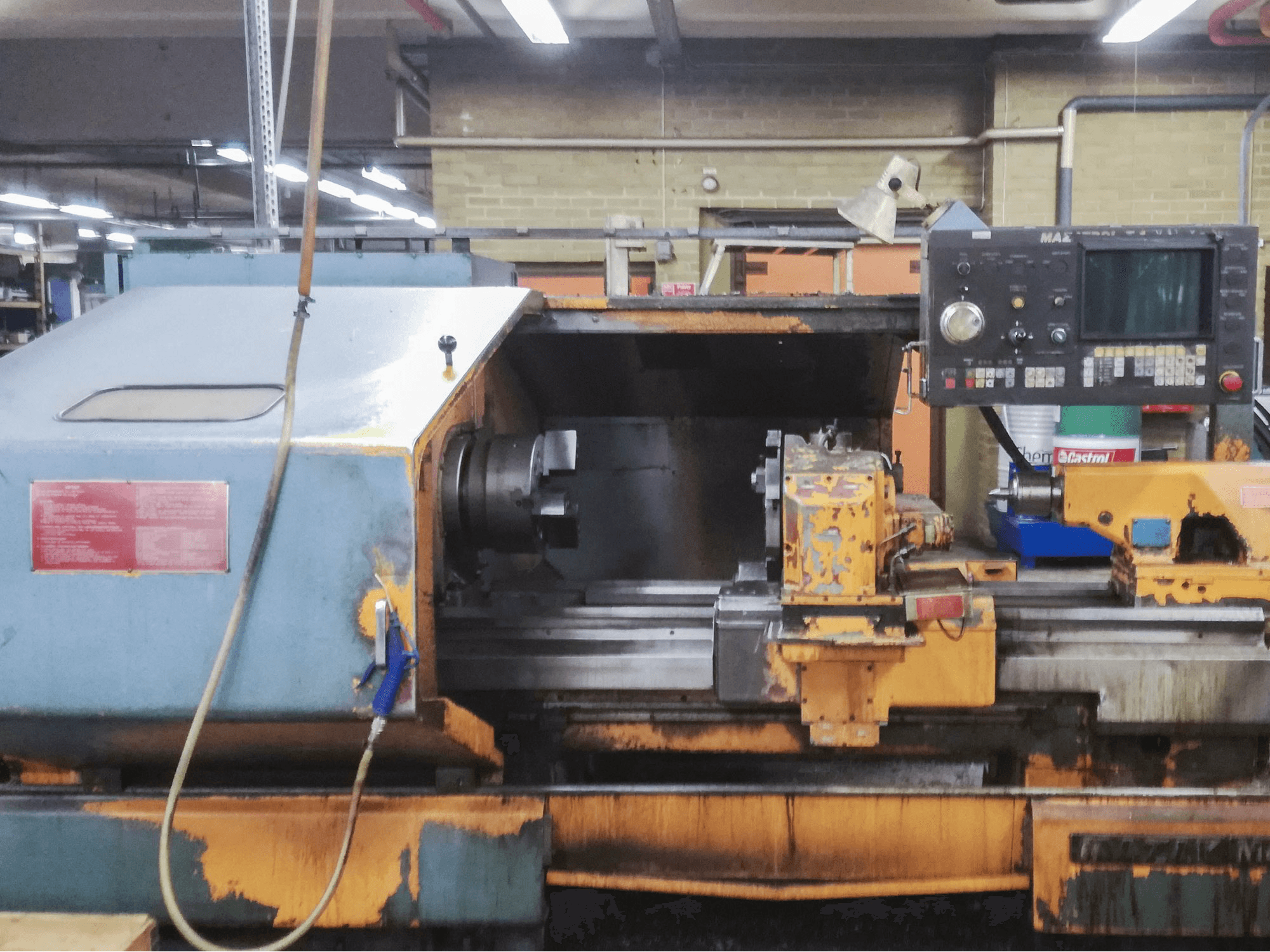 Vooraanzicht van Mazak M4-1000 machine