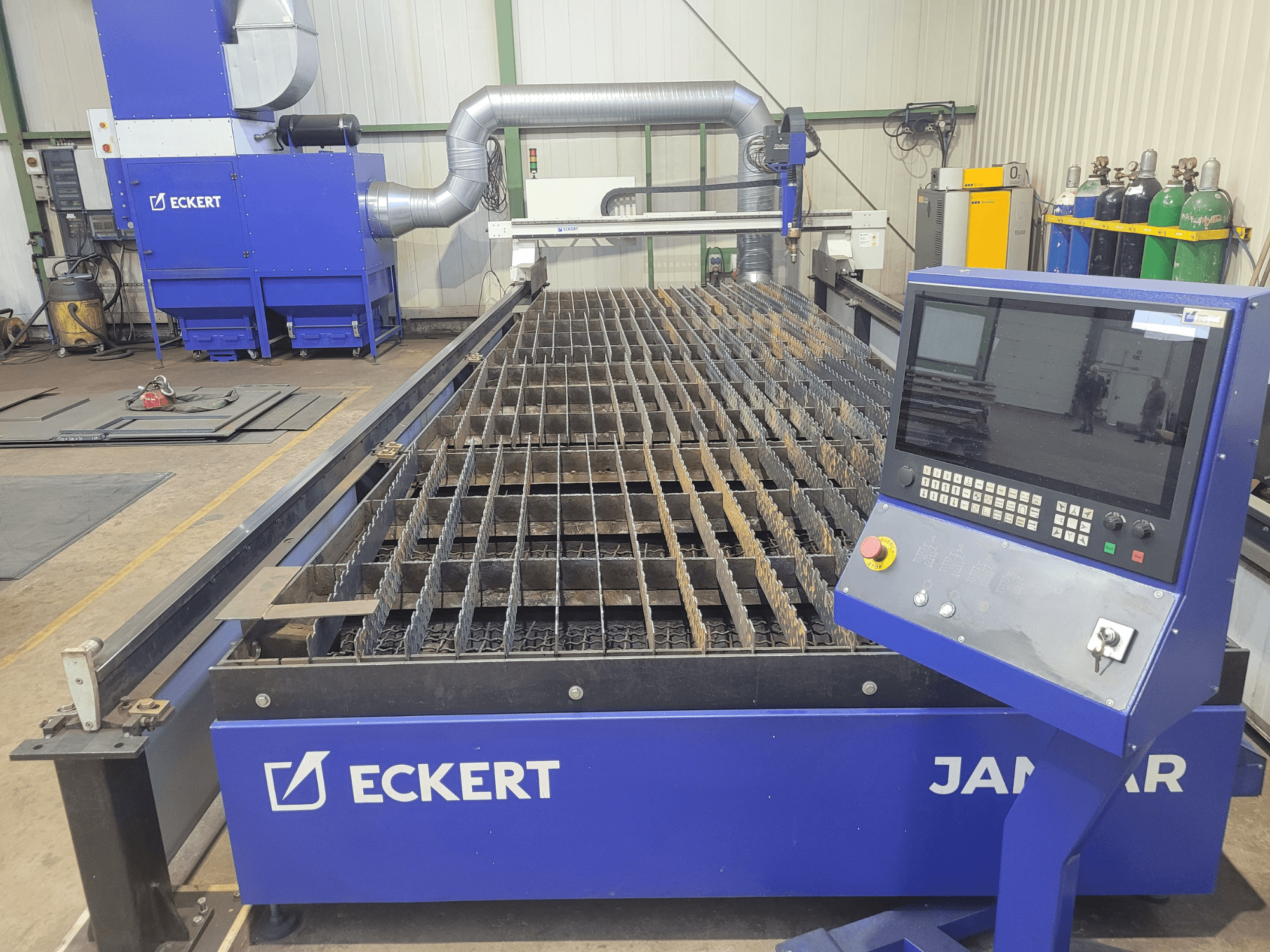 Plasmasnijmachine ECKERT Jantar 2, vooraanzicht met bedieningspaneel en metalen rooster voor precisiesnijden.